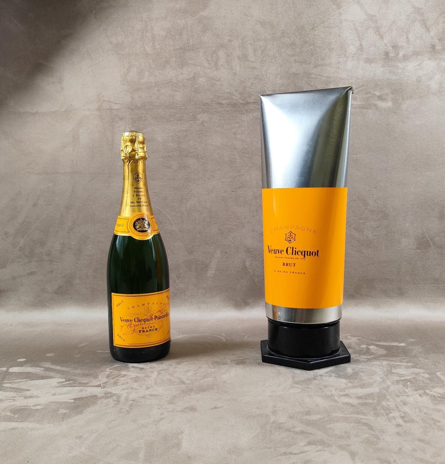 Etui isotherme pour de bouteille de Champagne Veuve Clicquot en forme de tube de gouache Made in France Vintage 2000