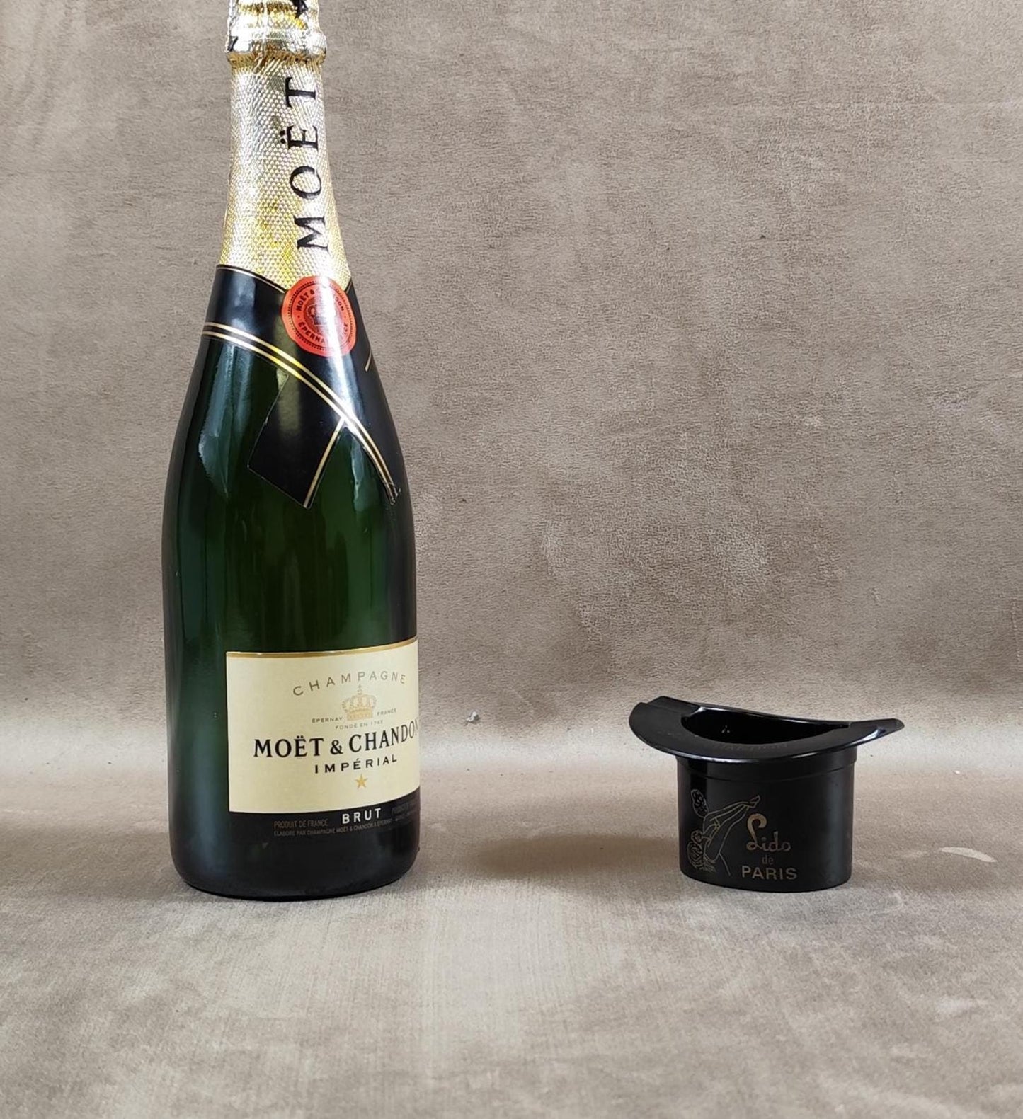 Cendrier publicitaire Champagne Moët & Chandon en plastique forme de chapeau pour le Lido Paris Made in France Vintage 1980