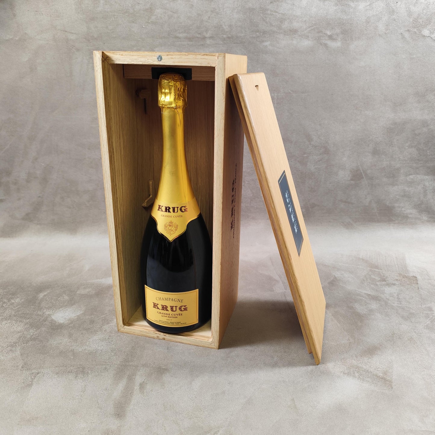 Caisse en bois de champagne Krug Made in France Années 1980