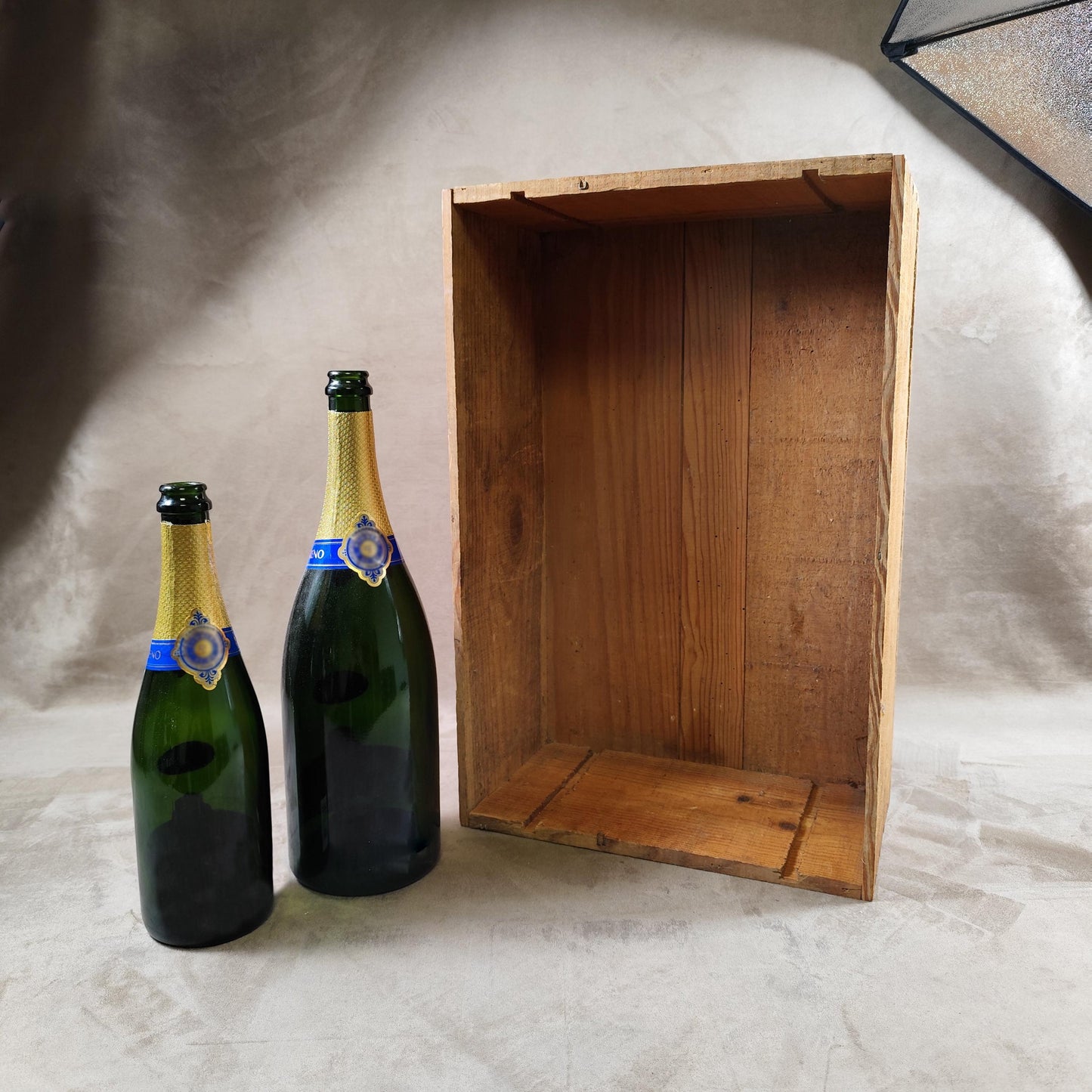 Caisse en bois pour bouteille de vin Chateau Magdelaine Saint Emilion Made in France Vintage 1980