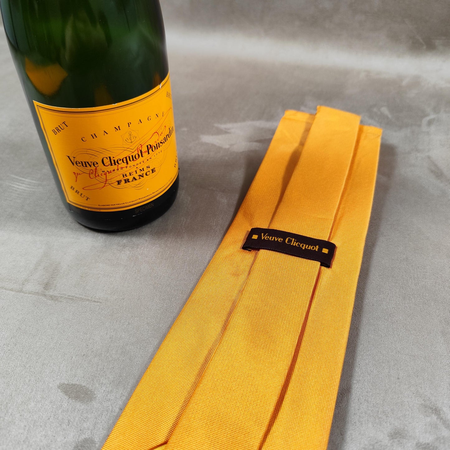 RARE Cravate en soie champagne Veuve Clicquot Ponsardin vintage neuve et emballé Made in France