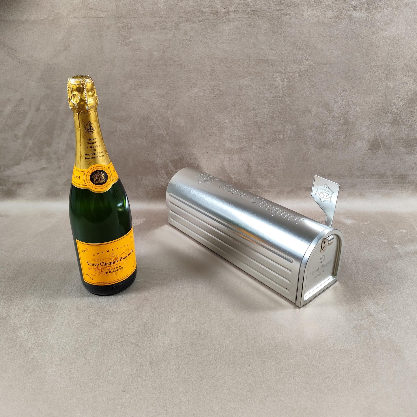 RARE Veuve Clicquot boite métal en forme de boite lettre US pour bouteille de champagne Made in France Vintage 1980