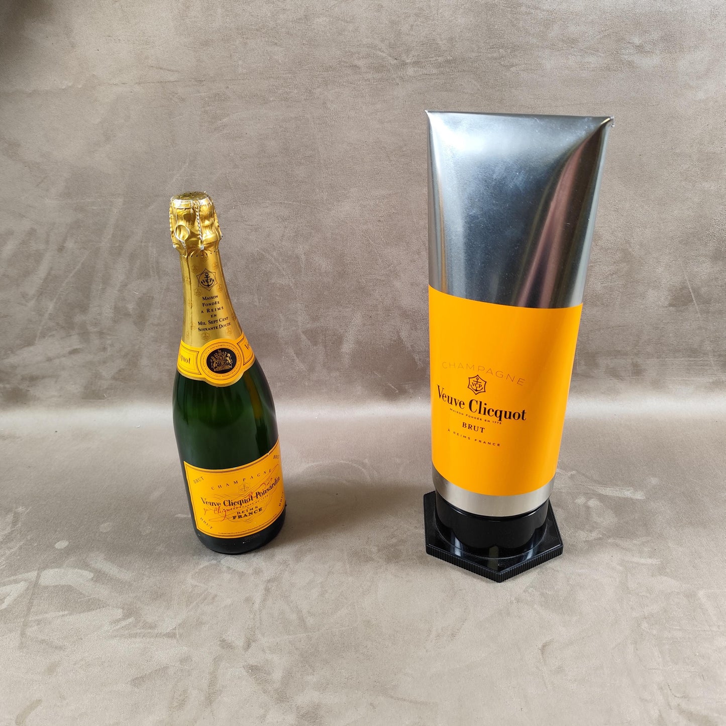 Etui isotherme pour de bouteille de Champagne Veuve Clicquot en forme de tube de gouache Made in France Vintage 2000