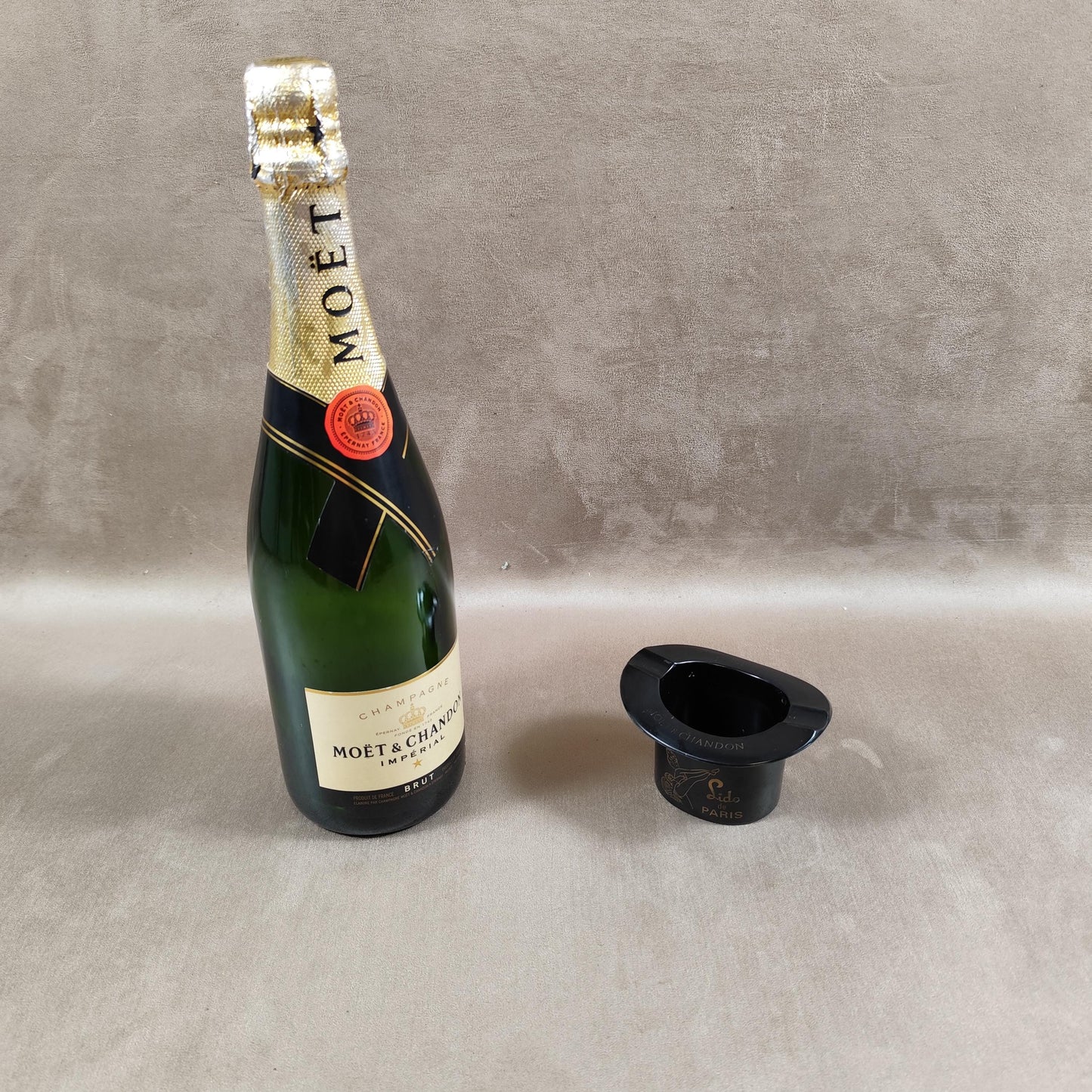 Cendrier publicitaire Champagne Moët & Chandon en plastique forme de chapeau pour le Lido Paris Made in France Vintage 1980
