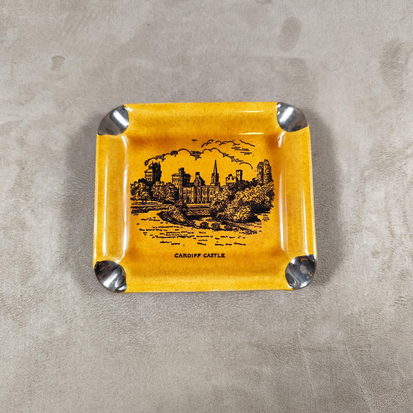 Cendrier Publicitaire Cardiff Castle en faience de Lord Nelson Ware Made in England Vintage 1970