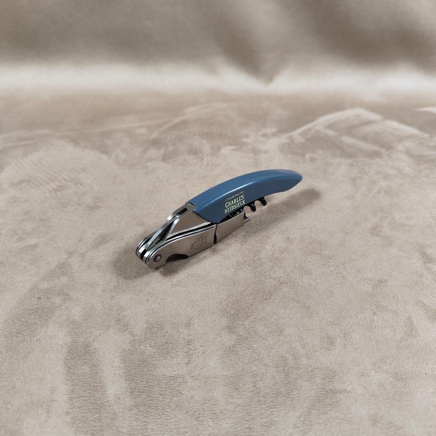 Décapsuleur, Tire-bouchon Champagne Charles Heidsieck par L'Iroquois en plastique bleu Made in France Vintage 1980