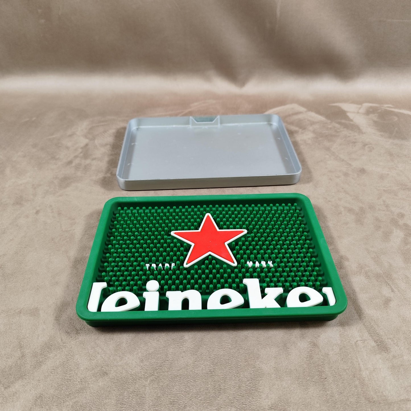 Tapis de bar HEINEKEN en plastique et aluminium Made in France Vintage 1980