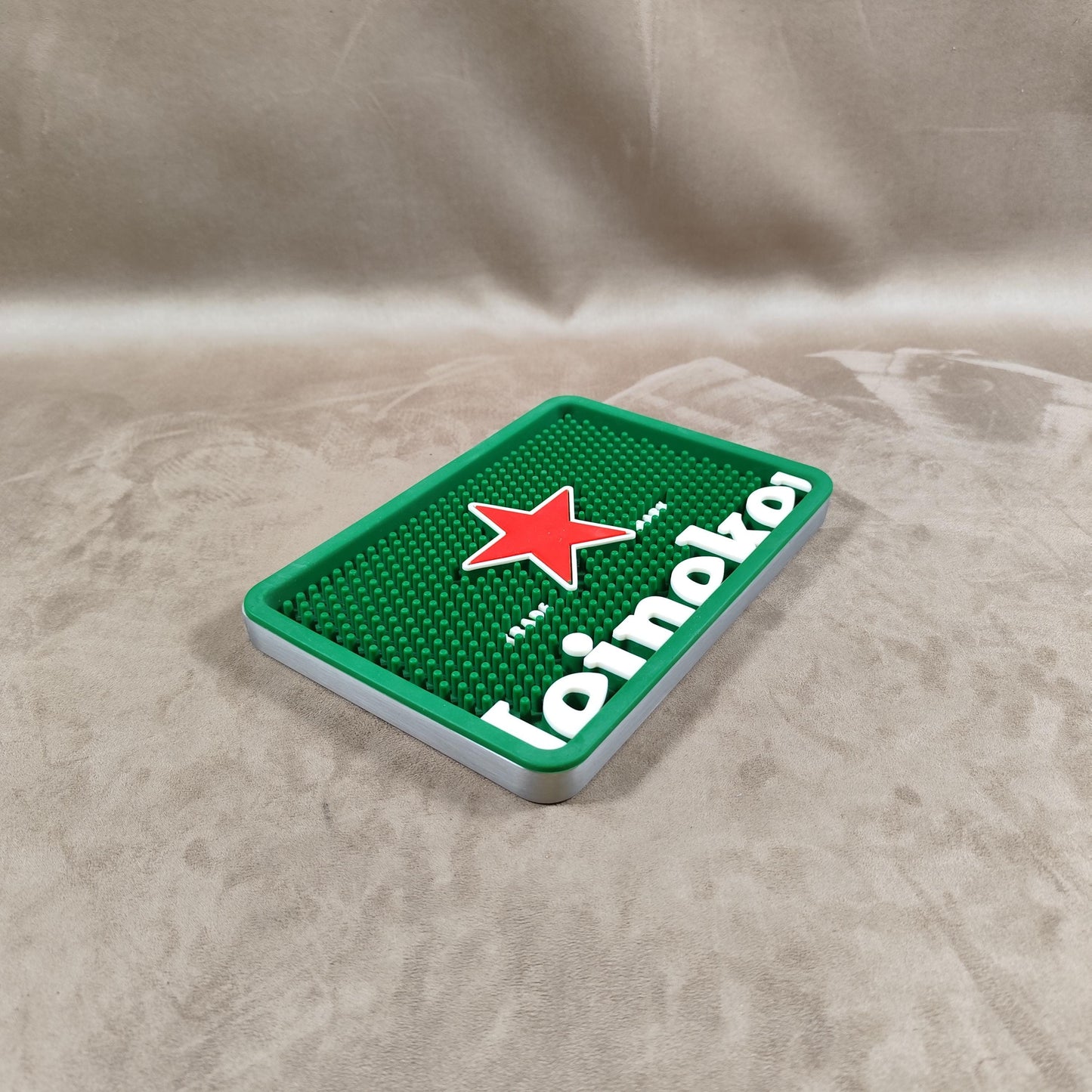 Tapis de bar HEINEKEN en plastique et aluminium Made in France Vintage 1980
