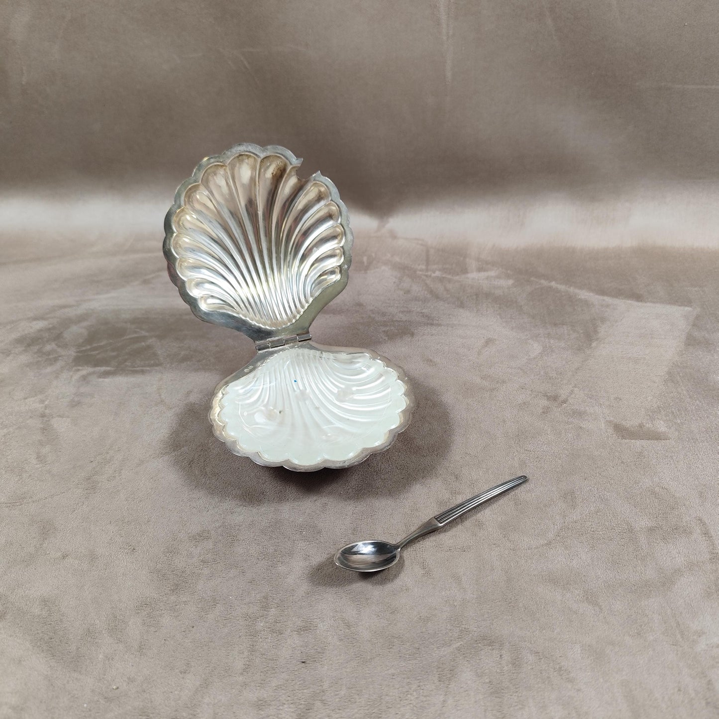 Beurrier en métal argenté poinçon d'orfèvre en forme de coquillage Made in England Vintage 1900