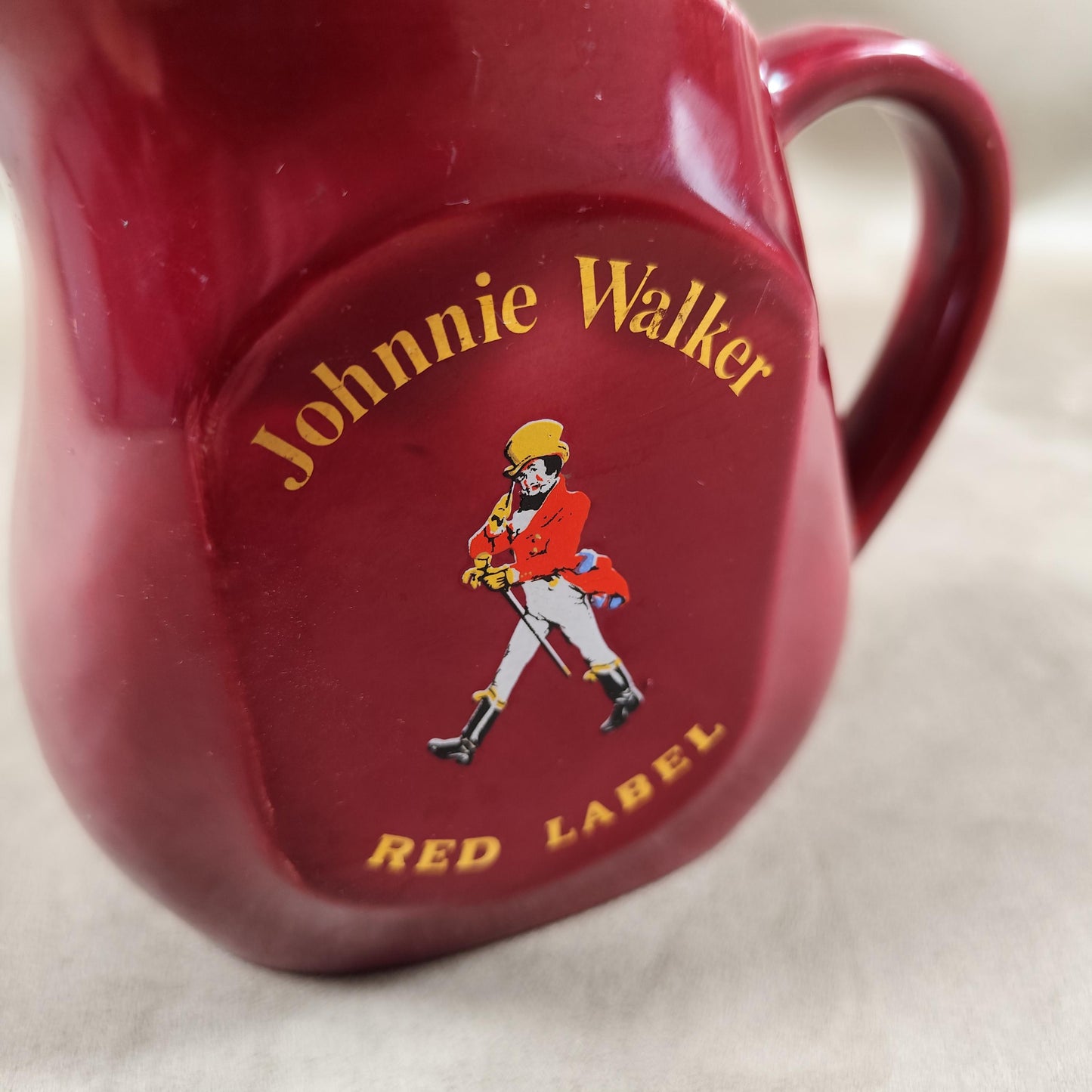 Pichet Whisky Johnnie Walker en céramique rouge par le Moulin des Loups Made in France Vintage 1970