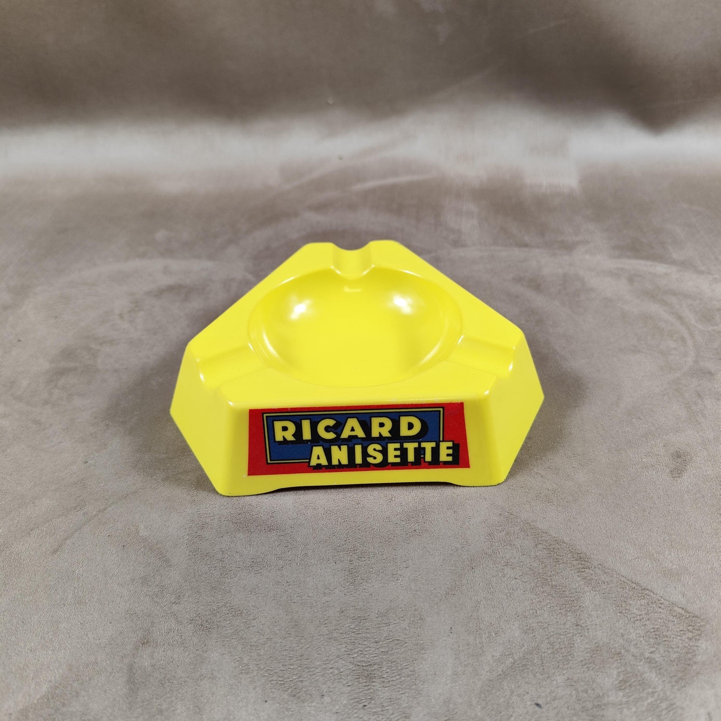 Cendrier de bar triangulaire publicitaire RICARD en plastique jaune Made in France Vintage 1960