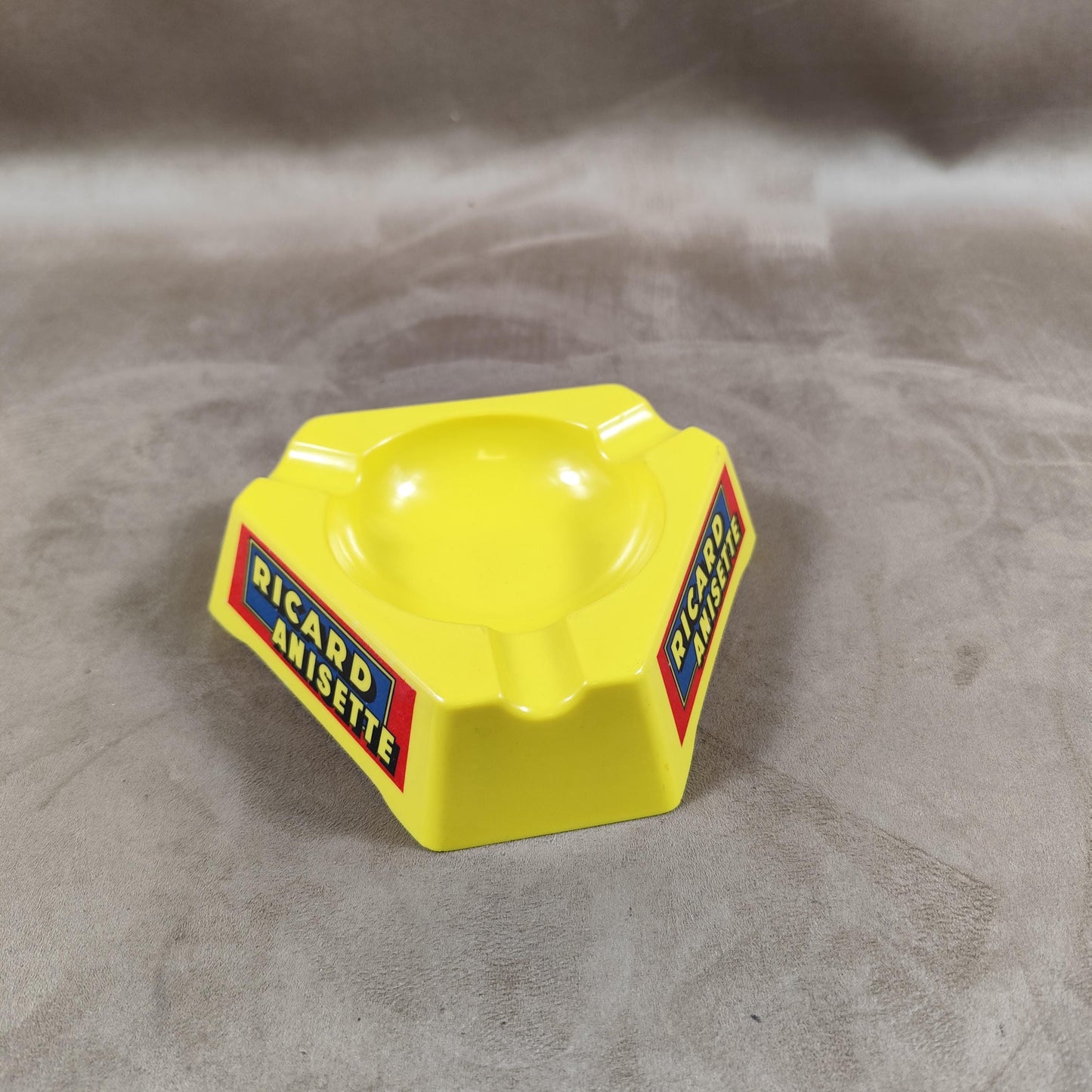 Cendrier de bar triangulaire publicitaire RICARD en plastique jaune Made in France Vintage 1960