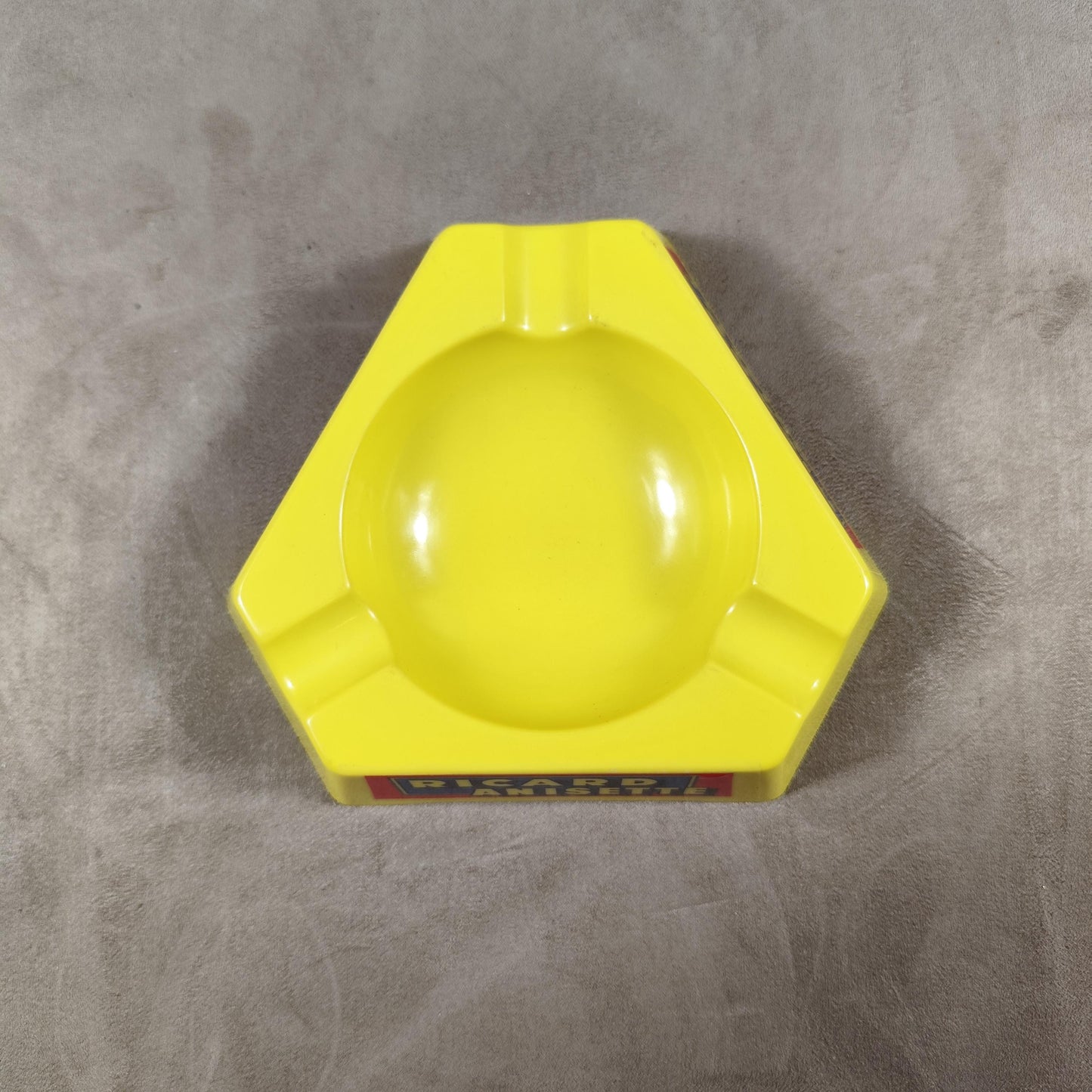 Cendrier de bar triangulaire publicitaire RICARD en plastique jaune Made in France Vintage 1960