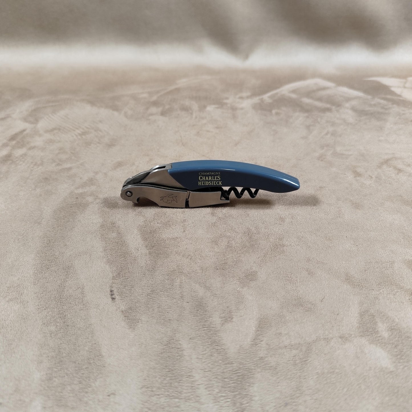 Décapsuleur, Tire-bouchon Champagne Charles Heidsieck par L'Iroquois en plastique bleu Made in France Vintage 1980