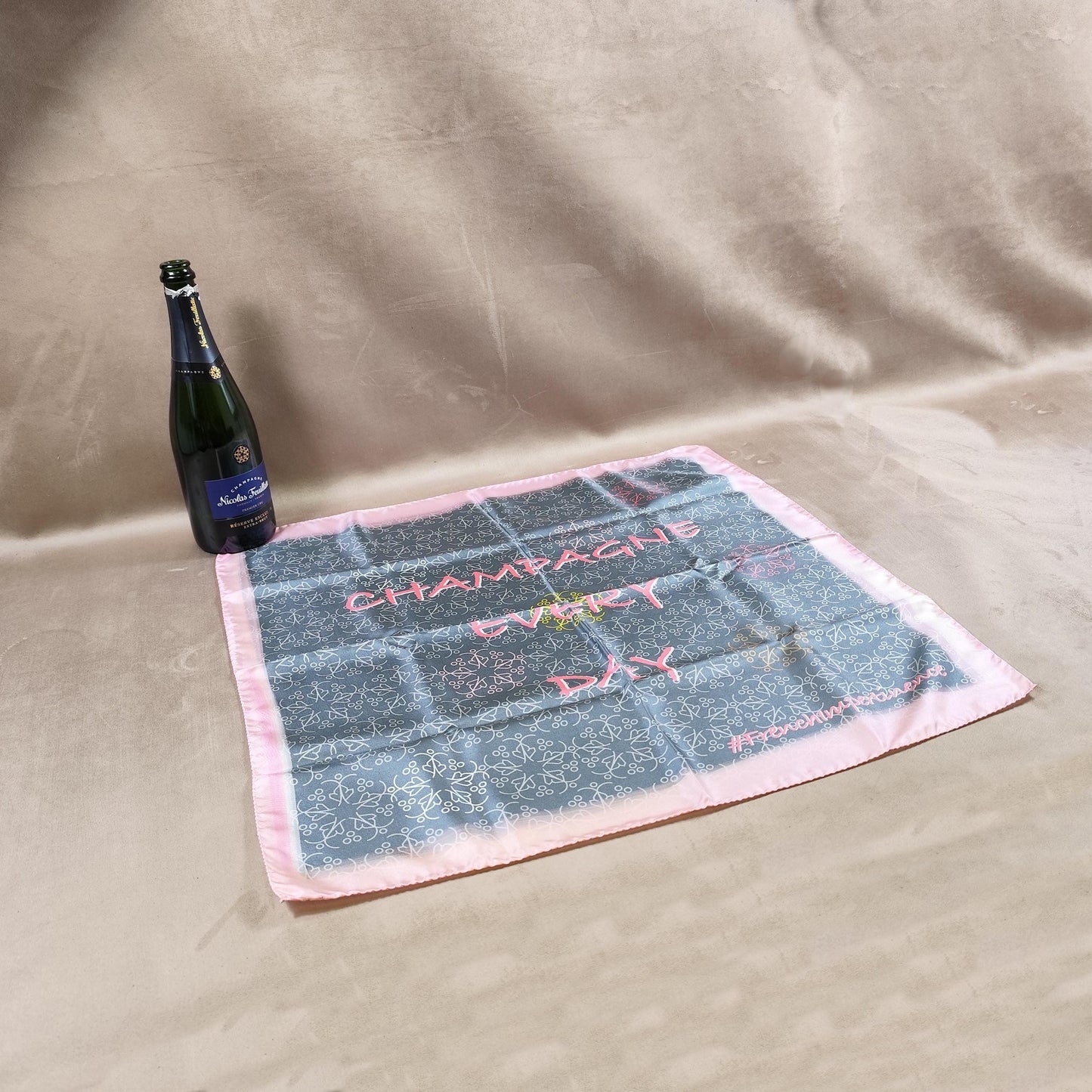 RARE Foulard en soie Champagne Nicolas Feuillatte Made in France Vintage 1980
