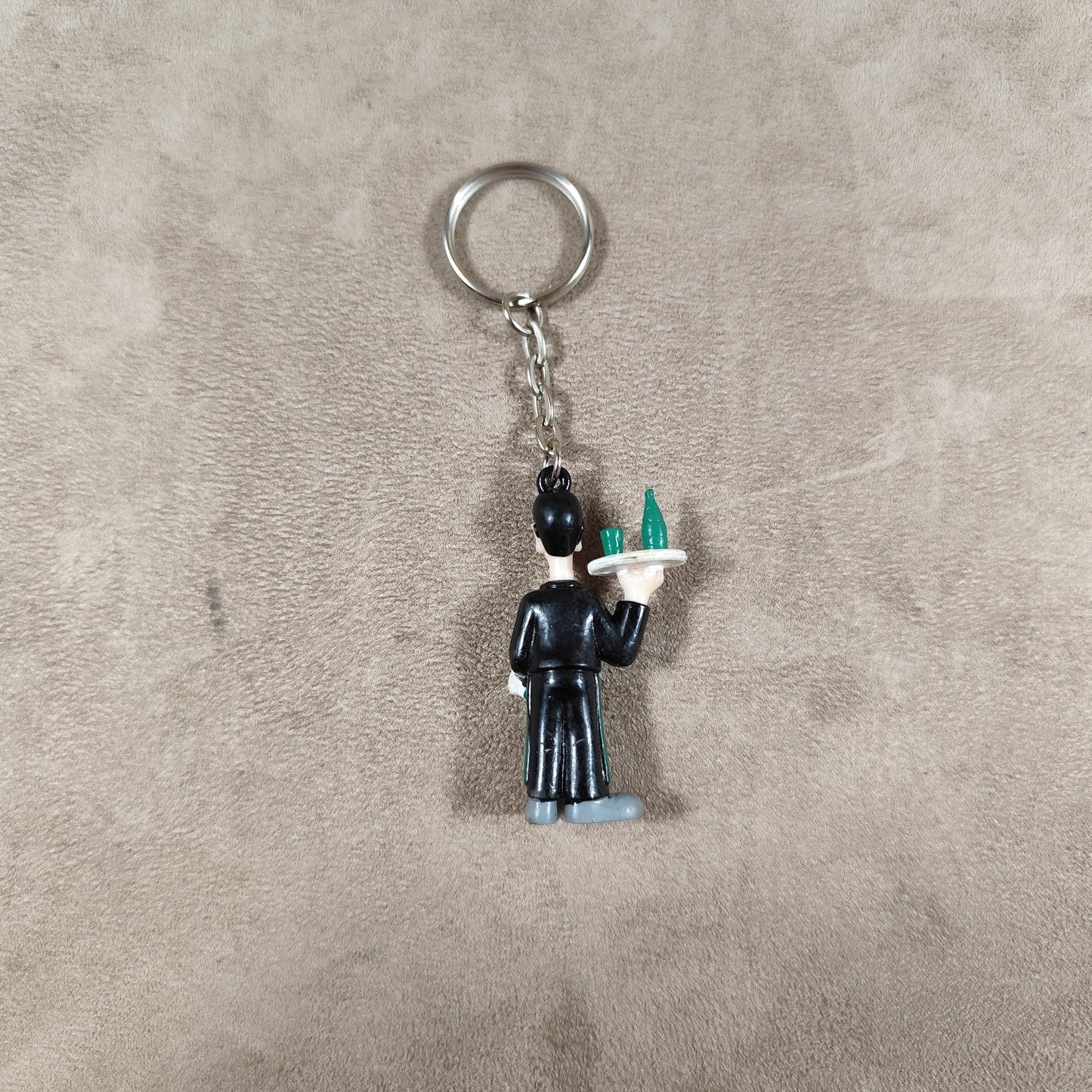 Porte clés Publicitaire en plastique Perrier en forme de serveur parisien vintage Made in France 1980