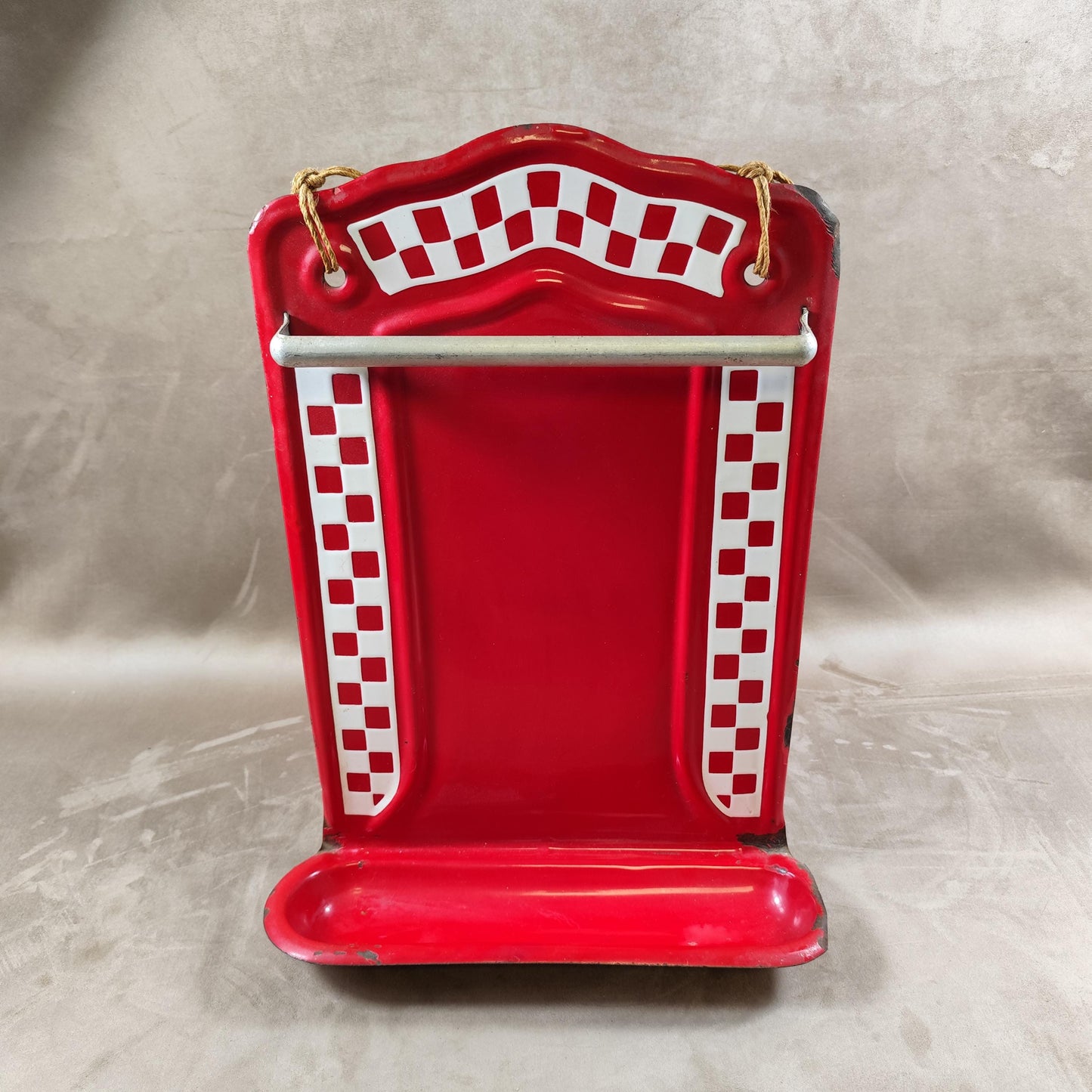 Support mural pour ustensiles de cuisine en émail damier Lustucru rouge , Made in France, Vintage 1950