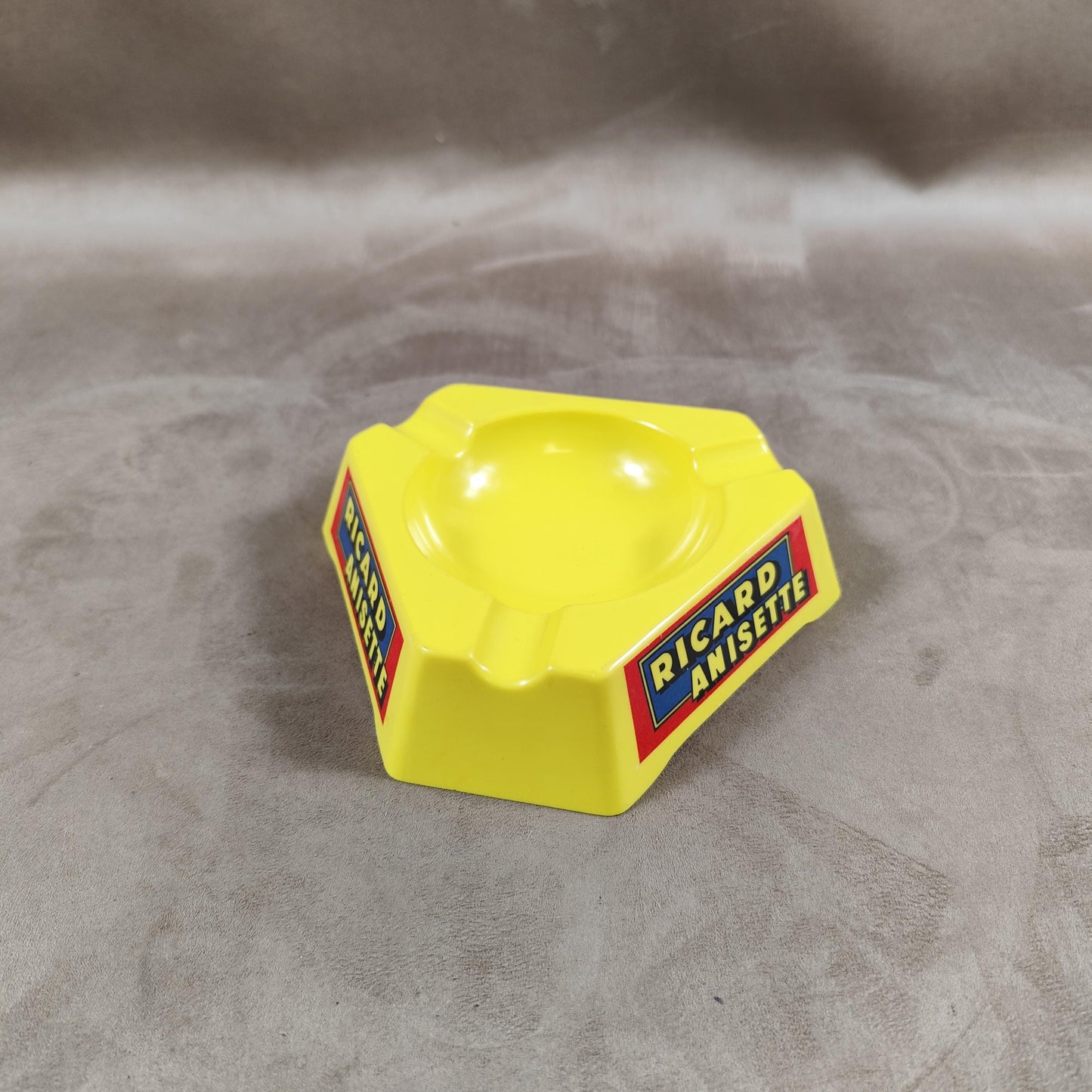 Cendrier de bar triangulaire publicitaire RICARD en plastique jaune Made in France Vintage 1960