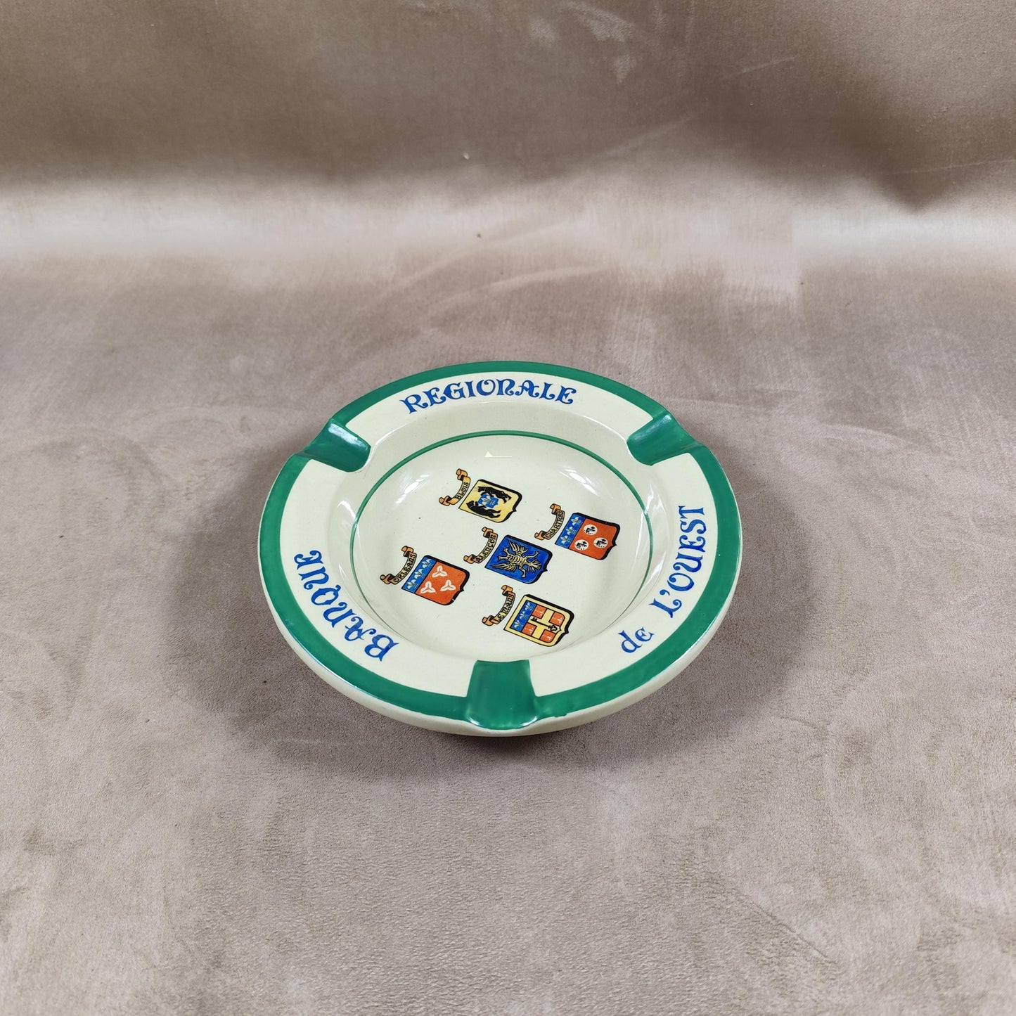 Cendrier en faience de Gien à décor des banques régionales de l'ouest de la France 1950