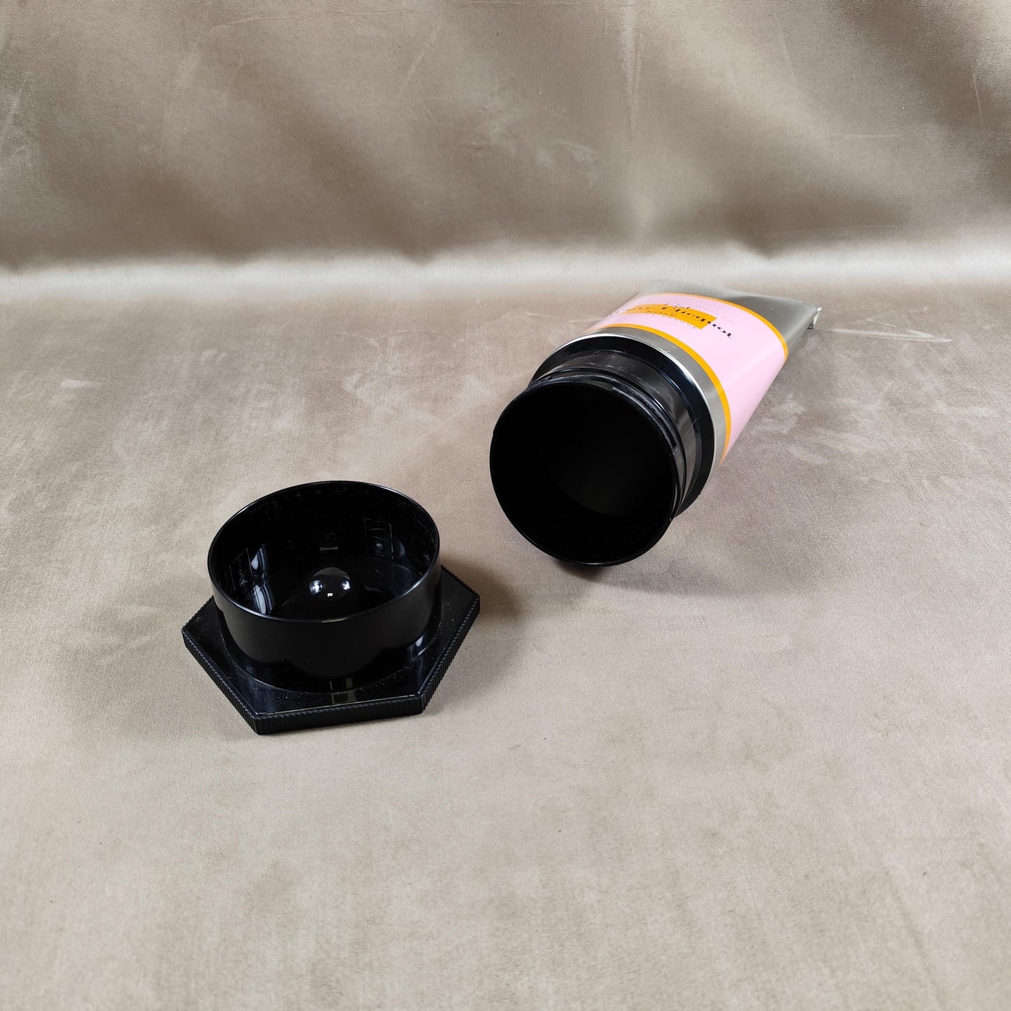 Etui isotherme pour de bouteille de Champagne Veuve Clicquot Rosé en forme de tube de gouache Made in France Vintage 2000