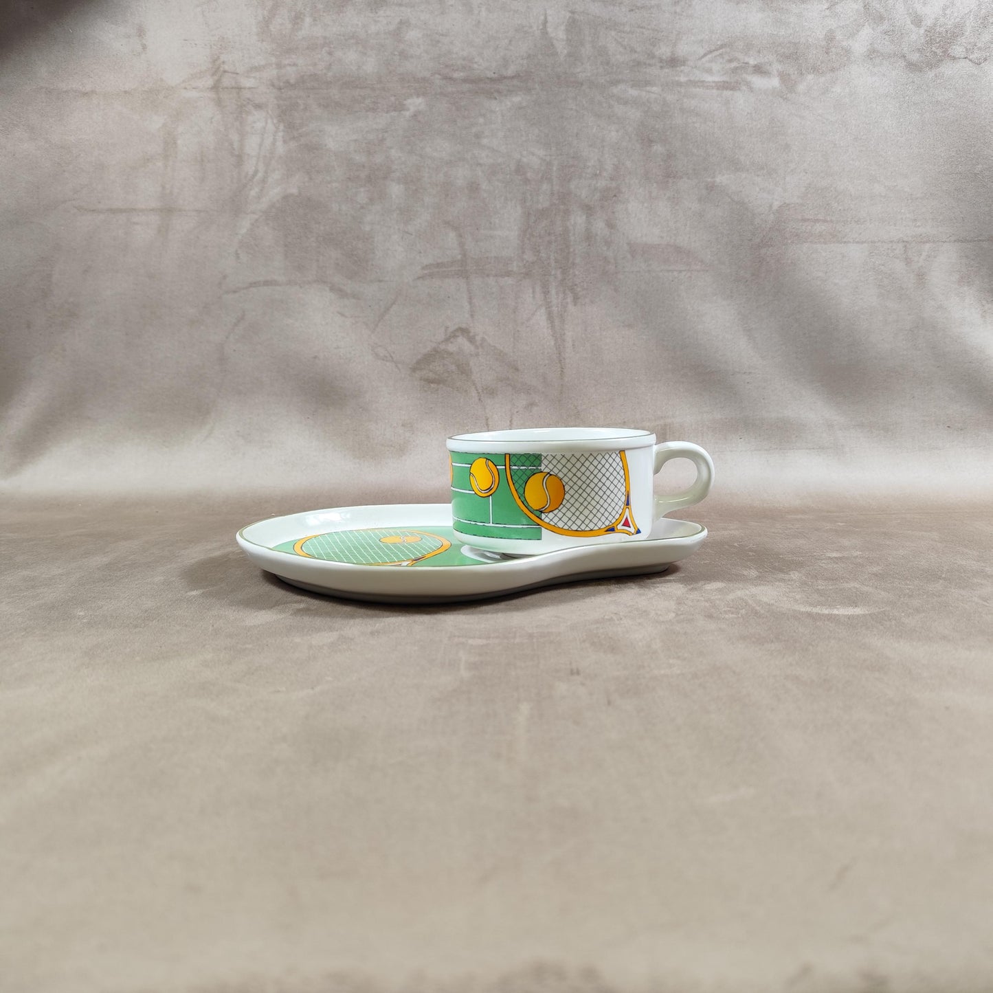 Service à petit déjeuner vintage sur le thème du tennis en faience by Maryann Baker 1980