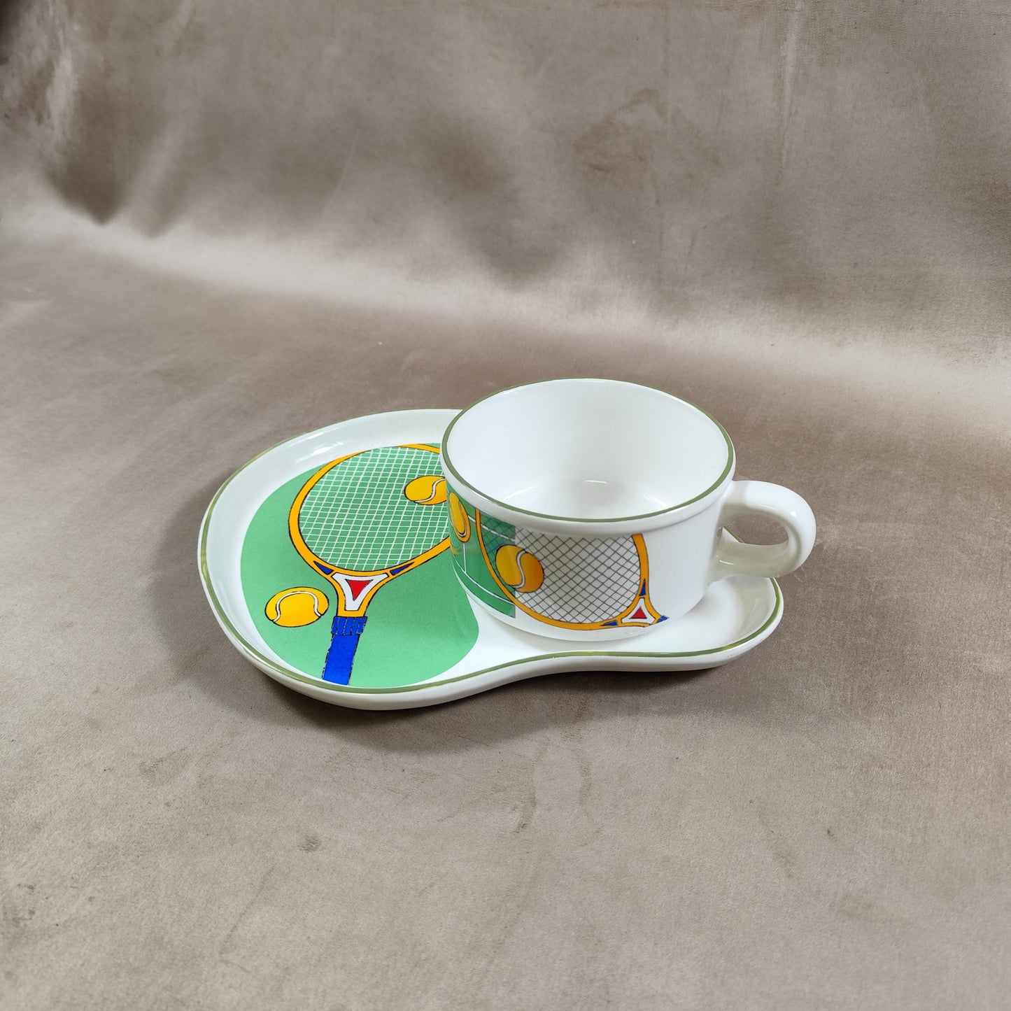 Service à petit déjeuner vintage sur le thème du tennis en faience by Maryann Baker 1980