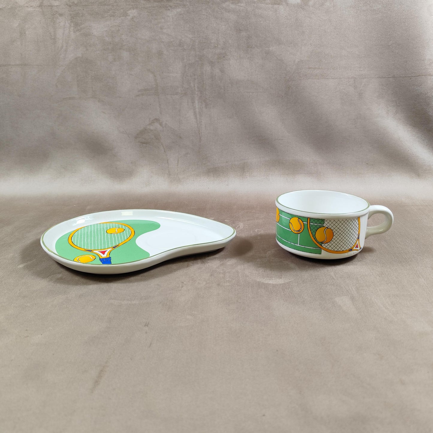 Service à petit déjeuner vintage sur le thème du tennis en faience by Maryann Baker 1980
