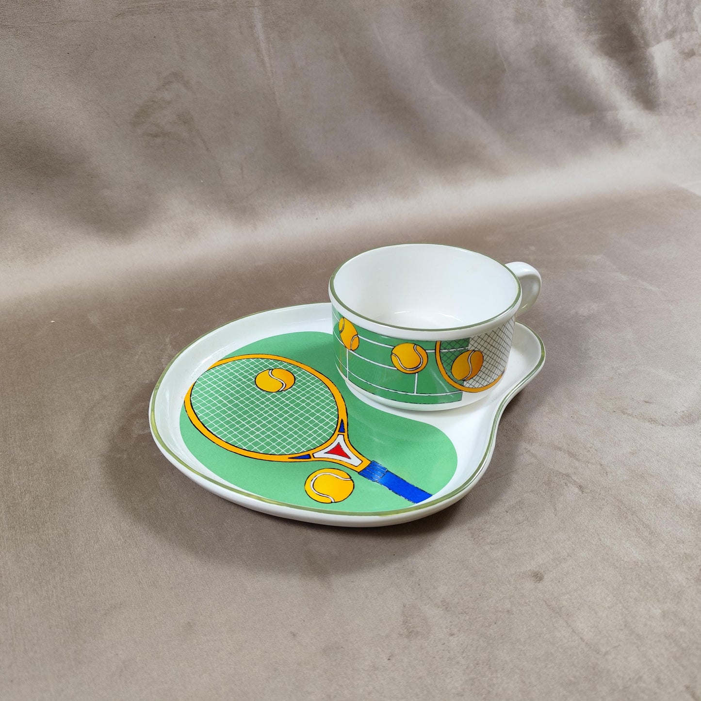 Service à petit déjeuner vintage sur le thème du tennis en faience by Maryann Baker 1980