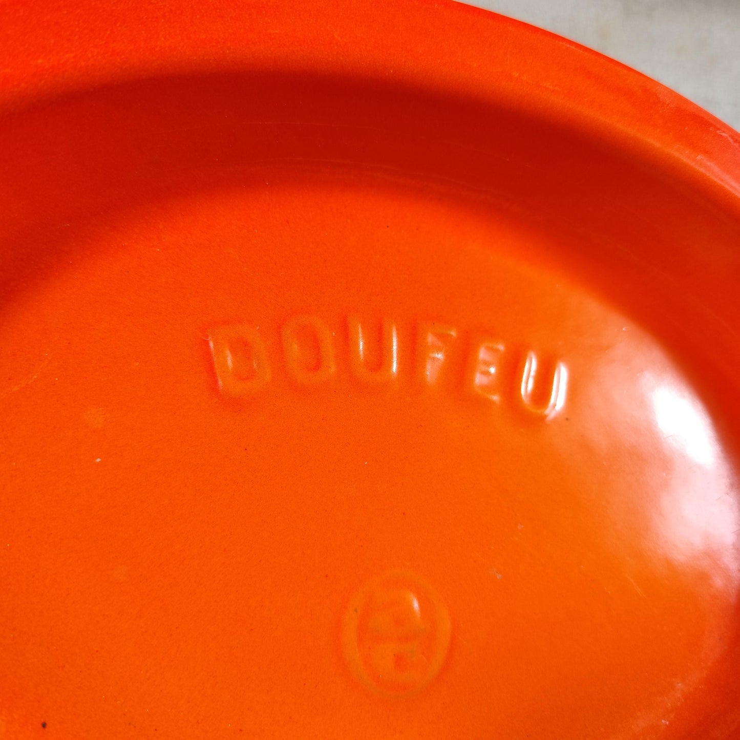Cocotte DOUFEU en fonte émaillée orange Made in France Vintage 1970