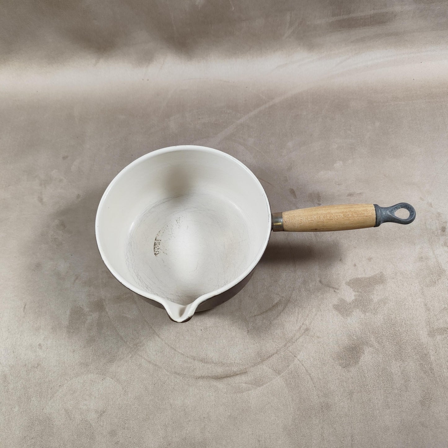 Casserole LE CREUSET avec bec verseur en fonte émaillée marron et manche en bois Made in France Vintage 1970