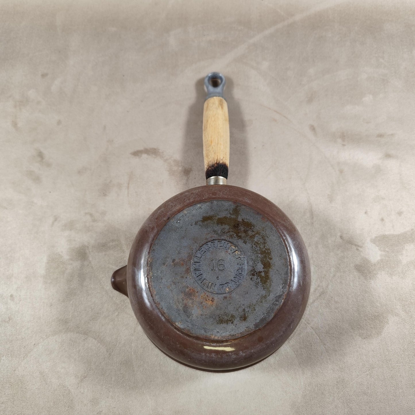 Casserole LE CREUSET avec bec verseur en fonte émaillée marron et manche en bois Made in France Vintage 1970