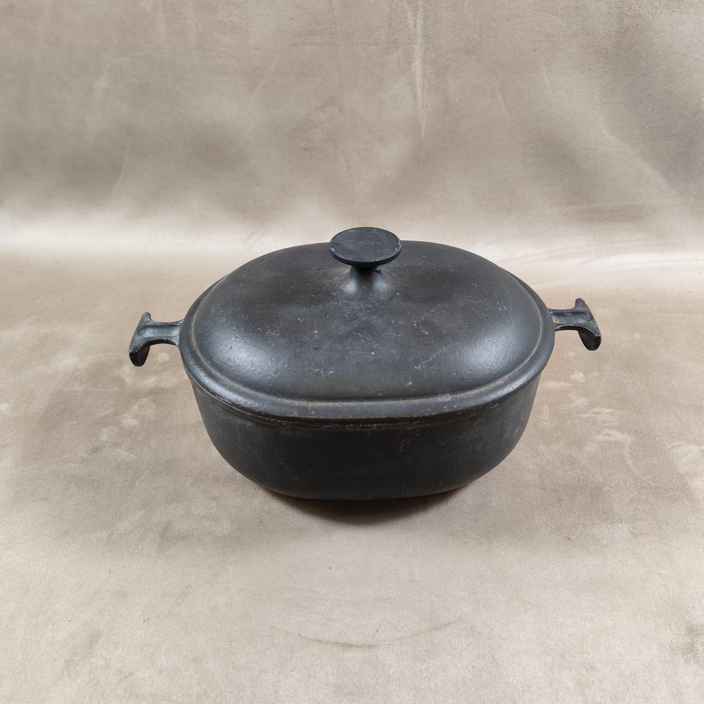 Cocotte LE CREUSET par Enzo Mari en fonte noire Made in France Vintage 1970