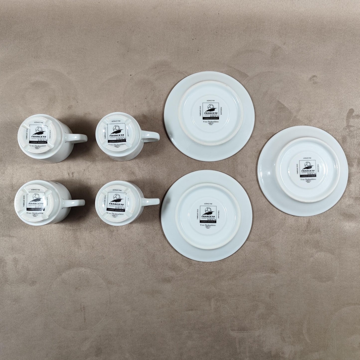 Service de 4 tasses et 3 soucoupes Coupes du Monde 1998 à décor de Footix en faïence par Apilco 1998