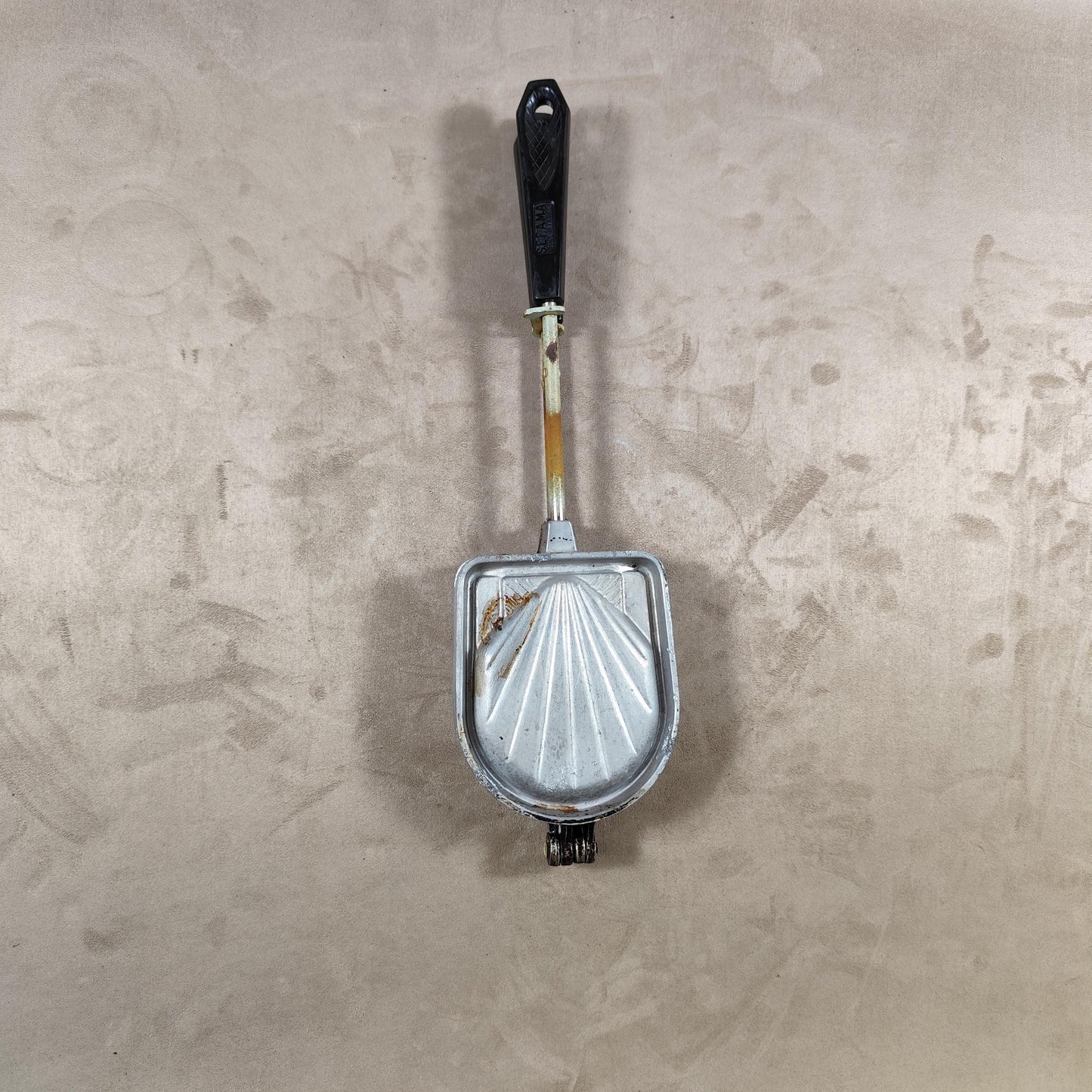 Appareil à croque-monsieur SEFAMA en fonte d'aluminium avec poignées en plastique noir toasteur Made in France Vintage 1970