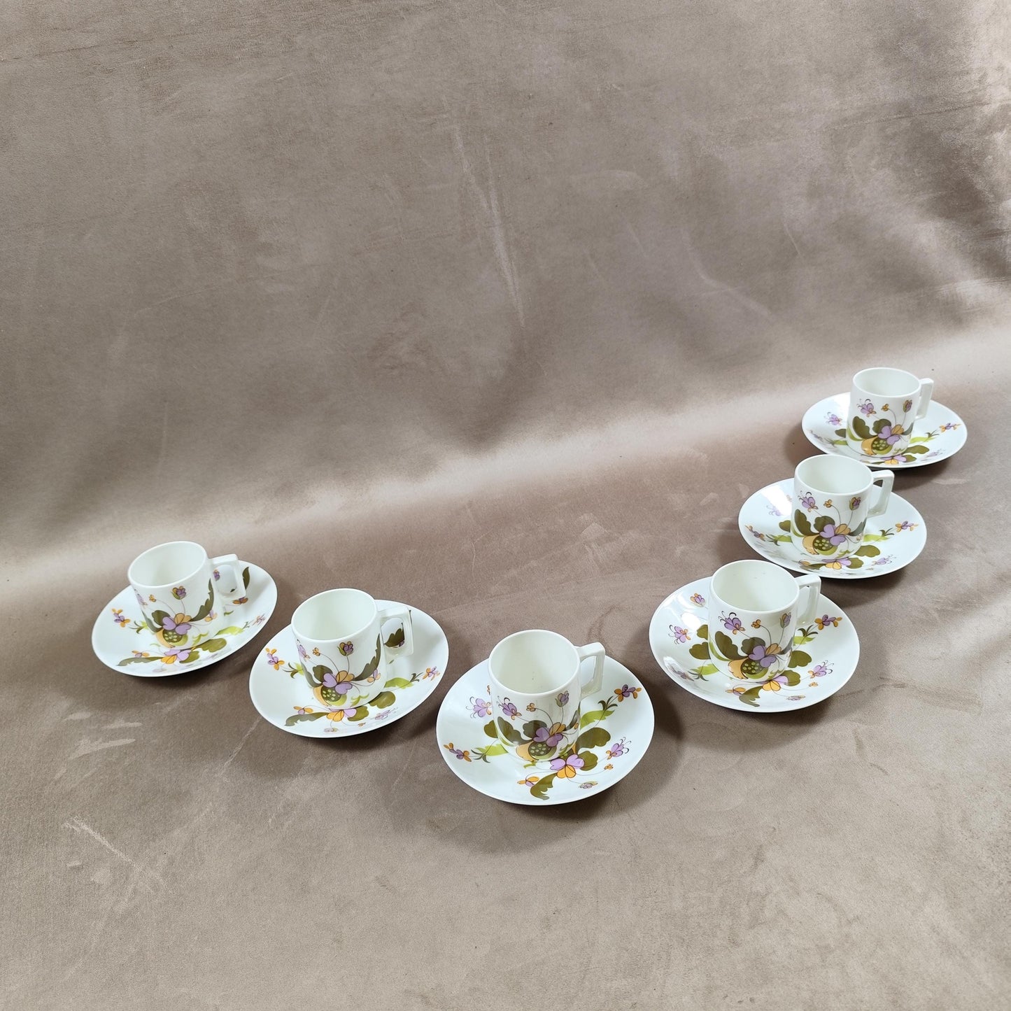 Service à cafe de 6 tasses et soucoupes à décor fleuri en Haute porcelaine du Berry par L.Lourioux 1950