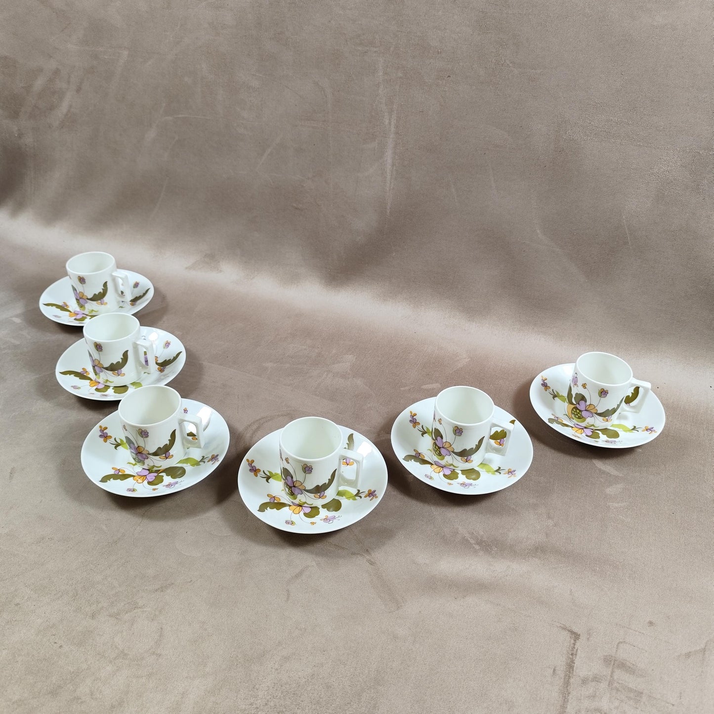 Service à cafe de 6 tasses et soucoupes à décor fleuri en Haute porcelaine du Berry par L.Lourioux 1950