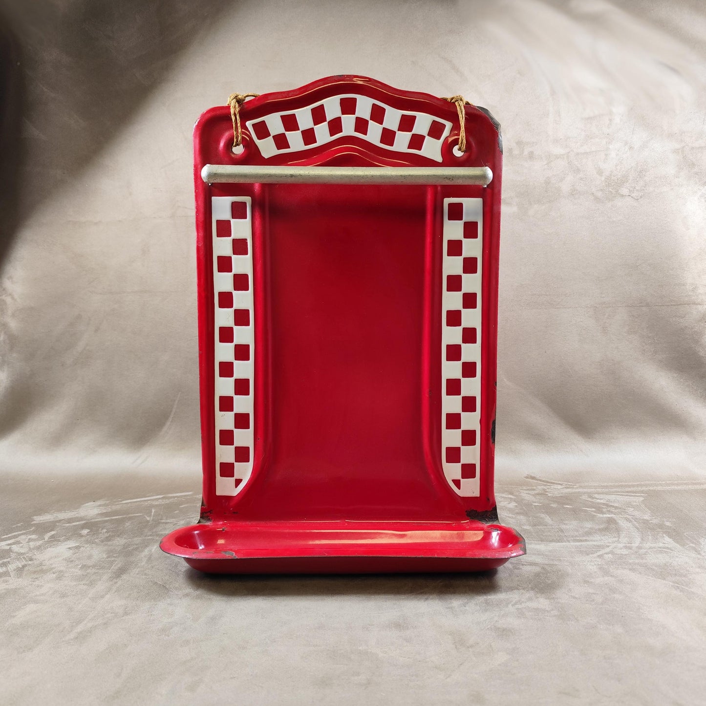Support mural pour ustensiles de cuisine en émail damier Lustucru rouge , Made in France, Vintage 1950