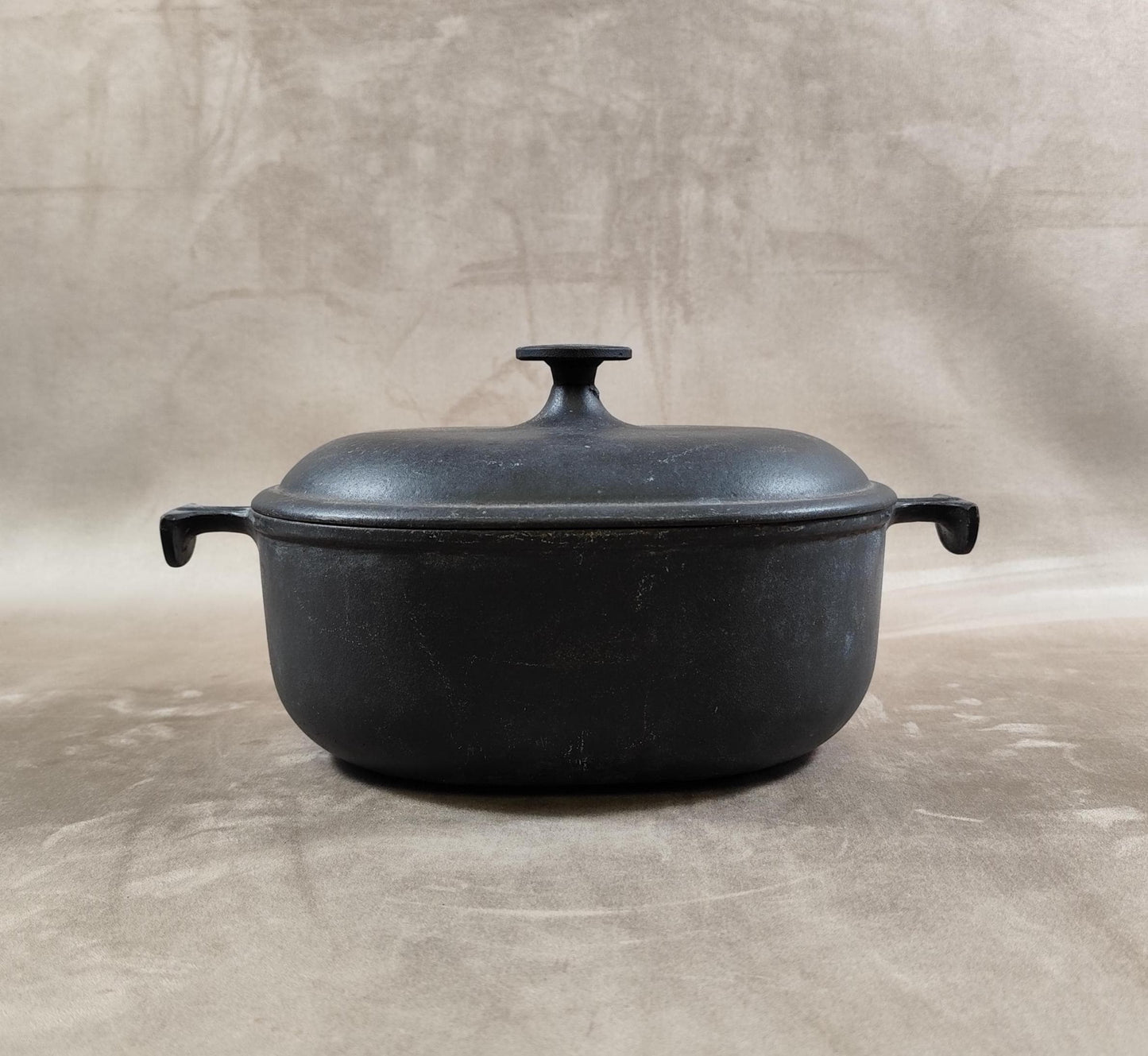 Cocotte LE CREUSET par Enzo Mari en fonte noire Made in France Vintage 1970