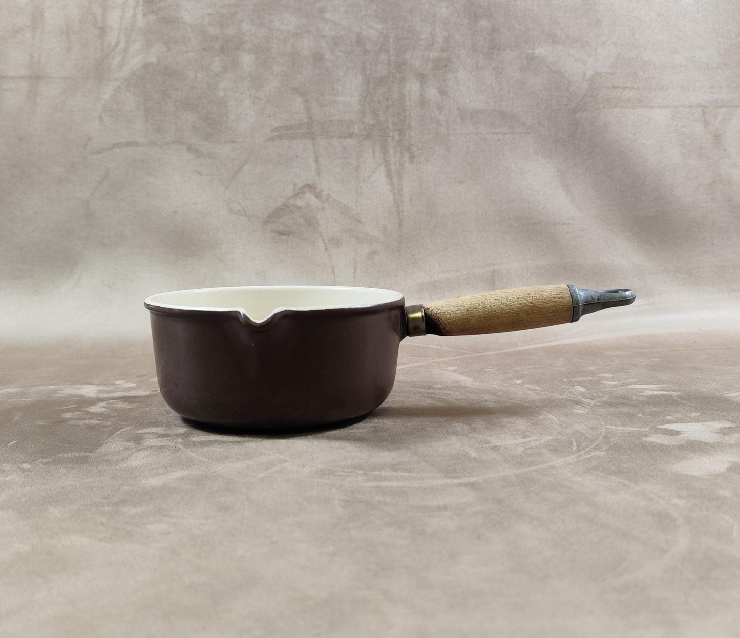 Casserole LE CREUSET avec bec verseur en fonte émaillée marron et manche en bois Made in France Vintage 1970