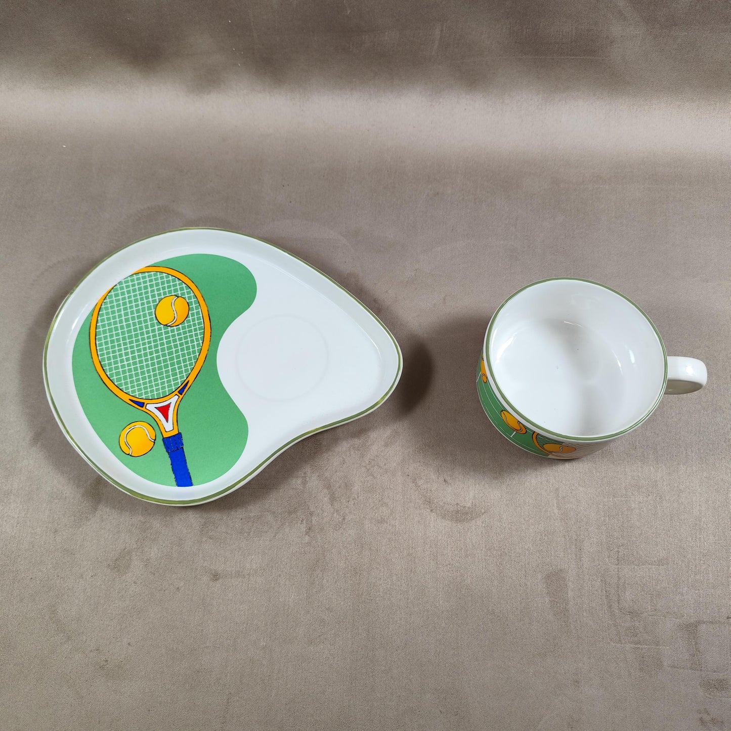 Service à petit déjeuner vintage sur le thème du tennis en faience by Maryann Baker 1980