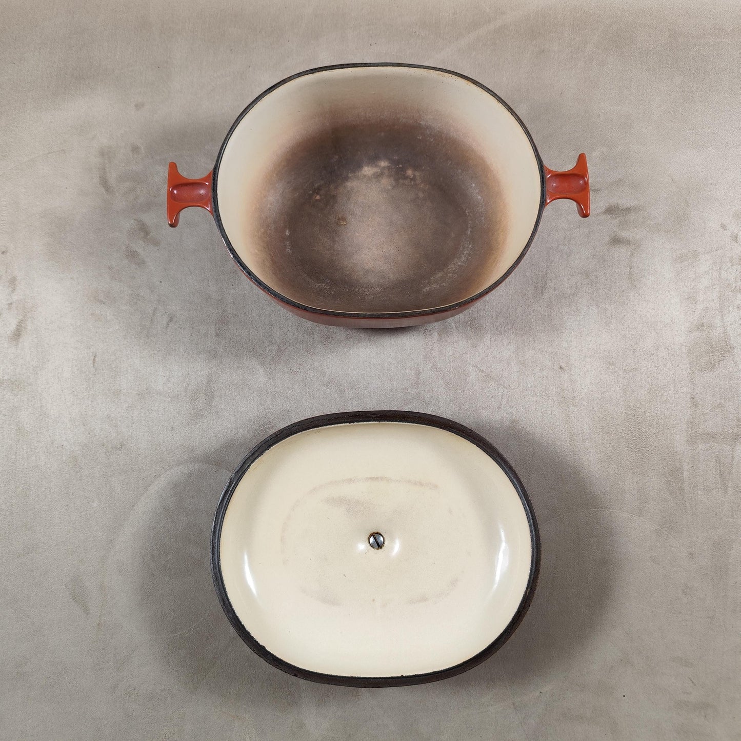 Cocotte LE CREUSET par Enzo Mari en fonte émaillée marron Made in France Vintage 1970