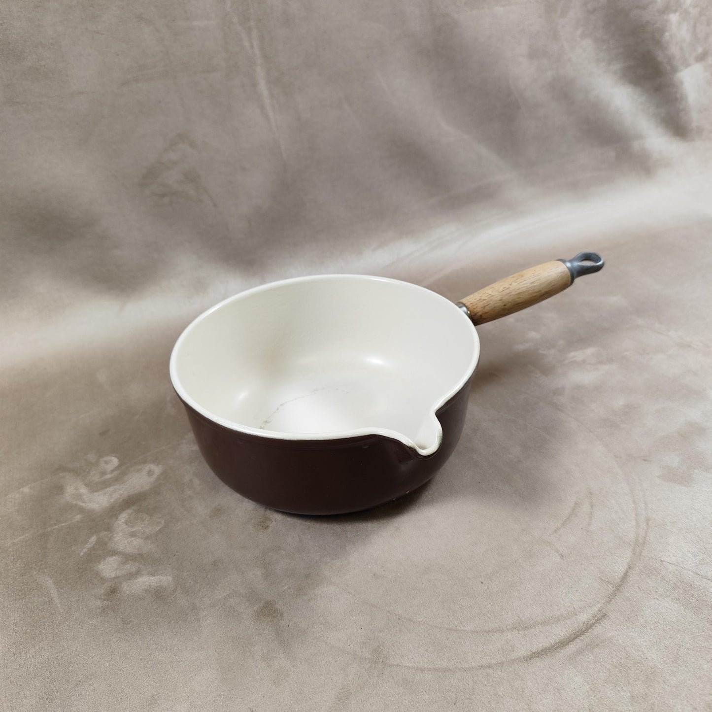 Casserole LE CREUSET avec bec verseur en fonte émaillée marron et manche en bois Made in France Vintage 1970