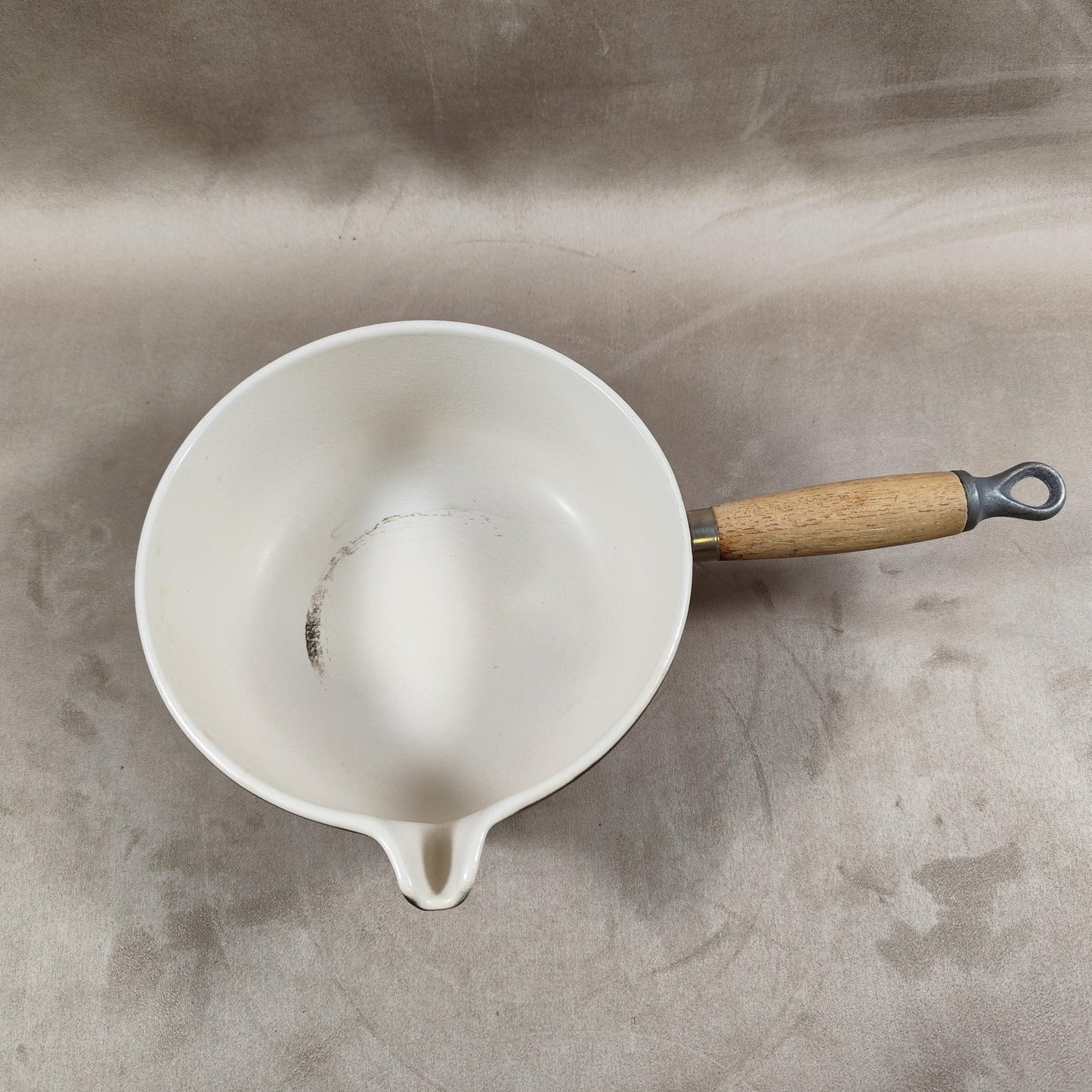 Casserole LE CREUSET avec bec verseur en fonte émaillée marron et manche en bois Made in France Vintage 1970