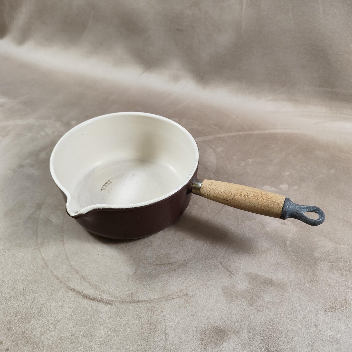 Casserole LE CREUSET avec bec verseur en fonte émaillée marron et manche en bois Made in France Vintage 1970