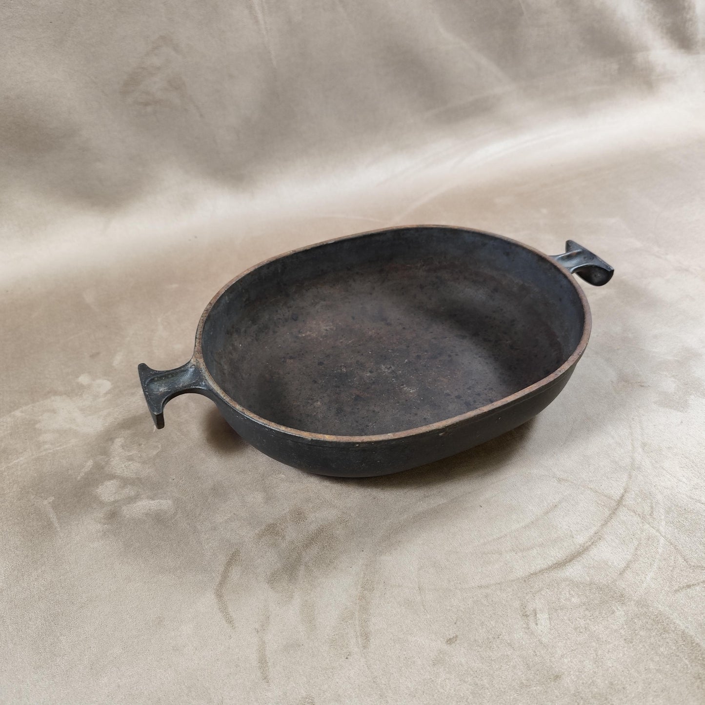 Plat LE CREUSET par Enzo Mari en fonte noire Made in France Vintage 1970
