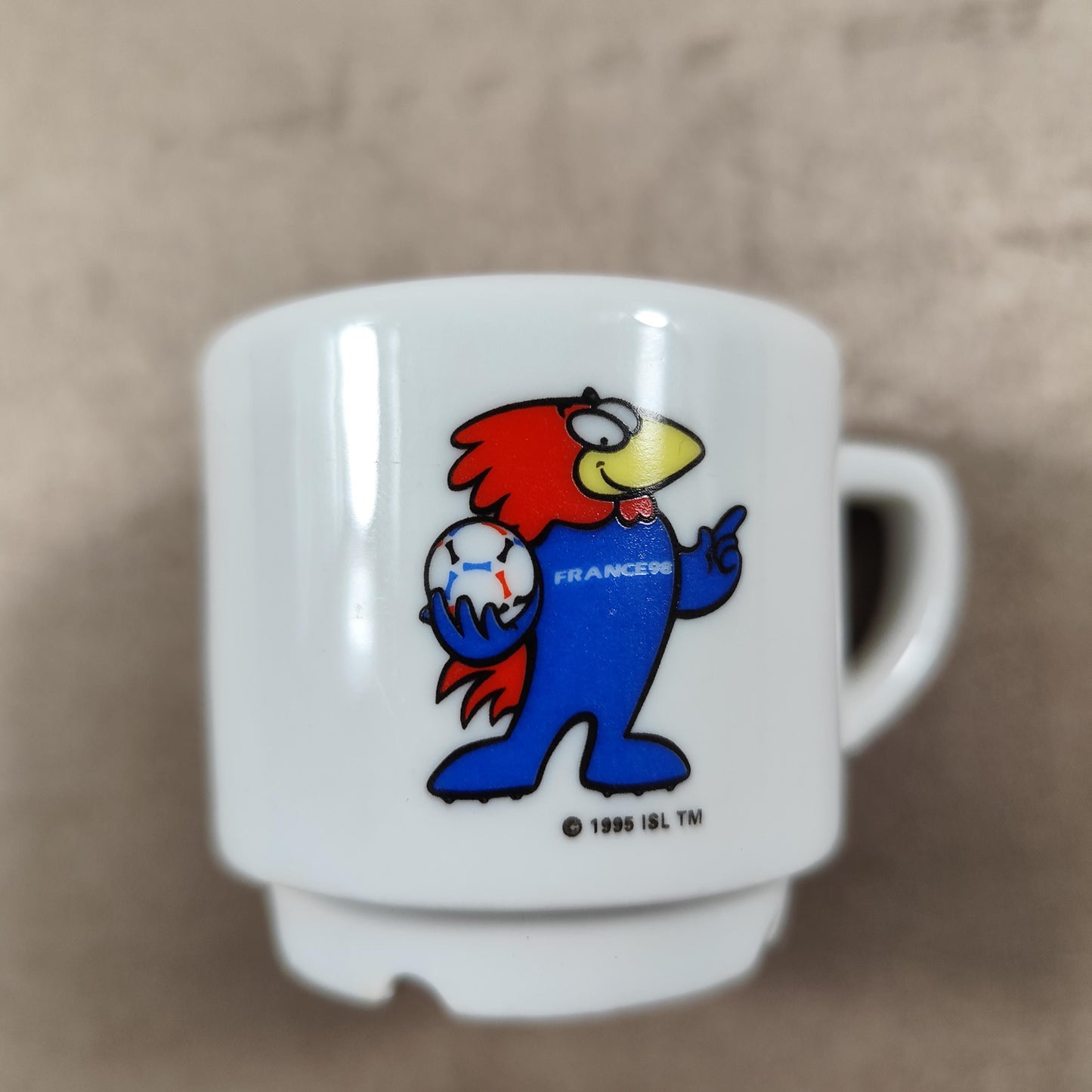 Service de 4 tasses et 3 soucoupes Coupes du Monde 1998 à décor de Footix en faïence par Apilco 1998