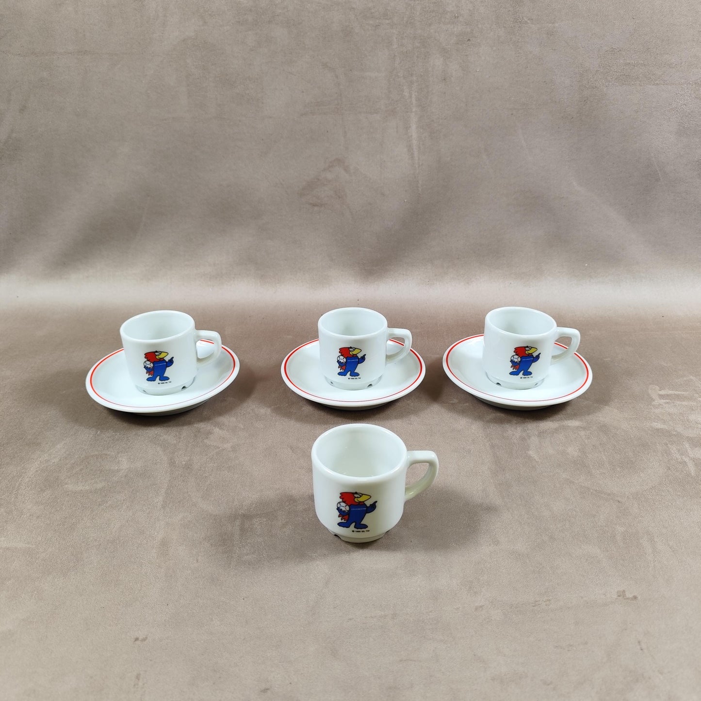 Service de 4 tasses et 3 soucoupes Coupes du Monde 1998 à décor de Footix en faïence par Apilco 1998