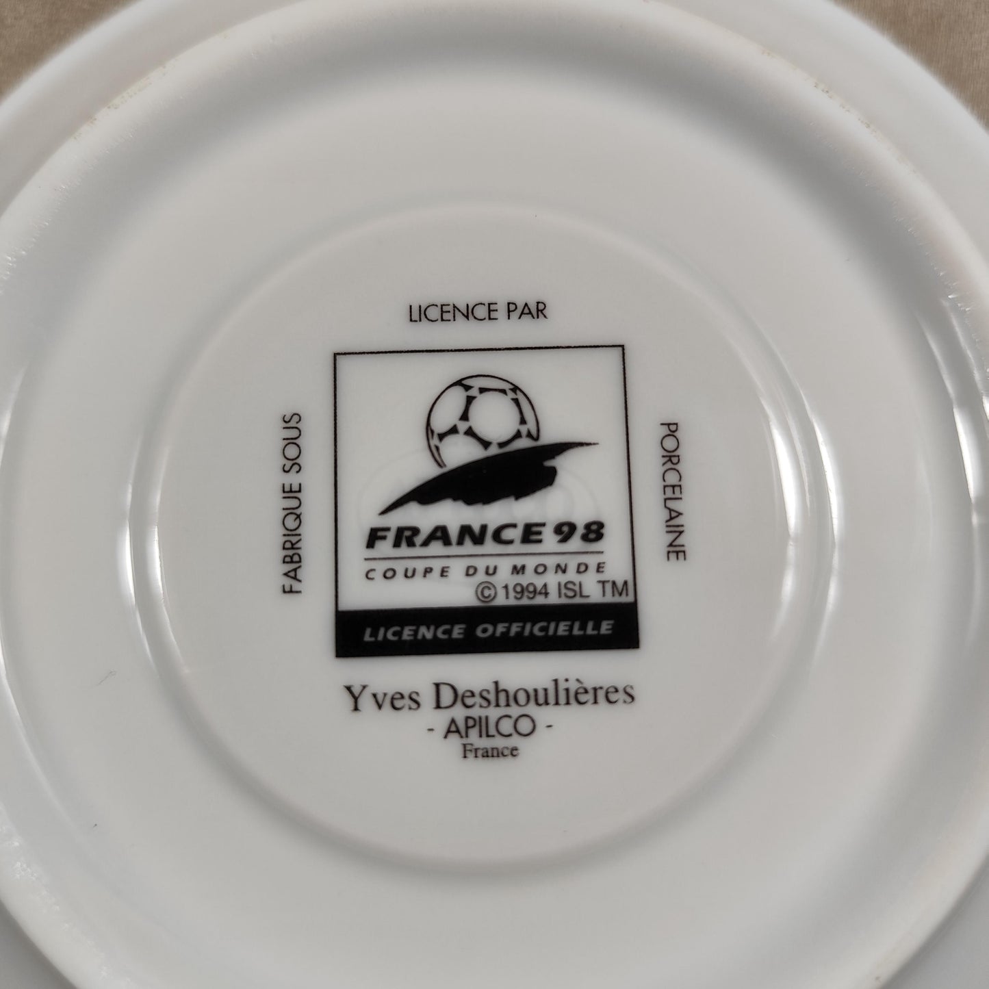 Service de 4 tasses et 3 soucoupes Coupes du Monde 1998 à décor de Footix en faïence par Apilco 1998