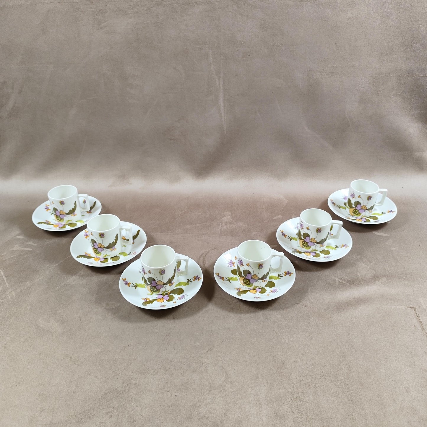 Service à cafe de 6 tasses et soucoupes à décor fleuri en Haute porcelaine du Berry par L.Lourioux 1950