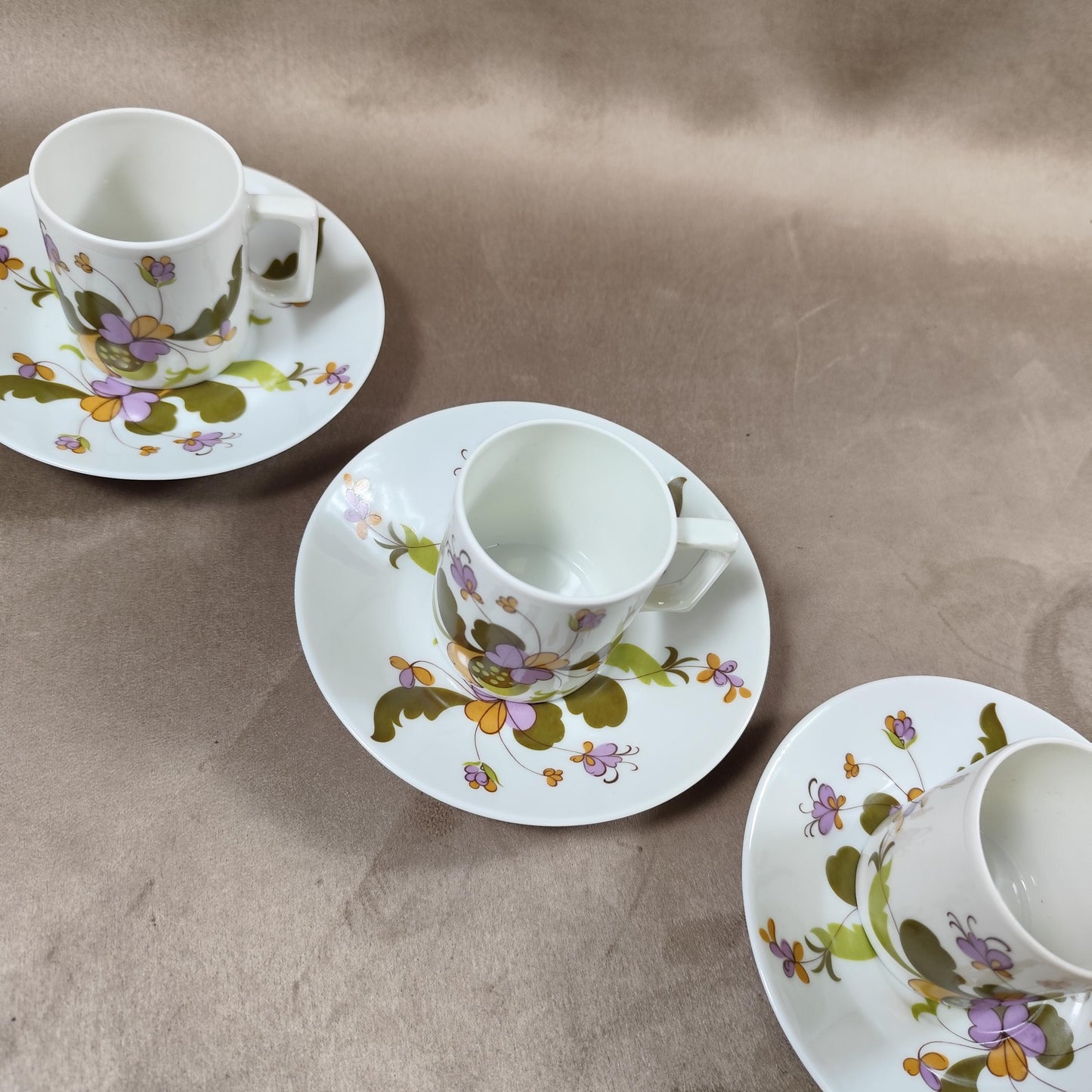 Service à cafe de 6 tasses et soucoupes à décor fleuri en Haute porcelaine du Berry par L.Lourioux 1950